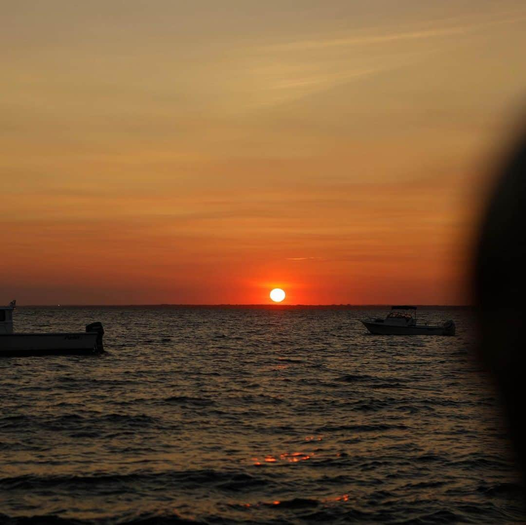 FOLKさんのインスタグラム写真 - (FOLKInstagram)「Some summers call for coming from the the waterfalls and mountains and foggy mornings of the PNW for sunsets on the coast. A leisurely Sunday took us out to Fire Island off the coast of Long Island to explore with @betterrugged. The island is an oasis where cars and judgement aren’t allowed. Everyone is free to be themselves and share in a community that was built on the idea of being an escape from The City. These are a few images I took of the sunset on Sunday before we headed back to the main land.」6月26日 12時59分 - folkmagazine