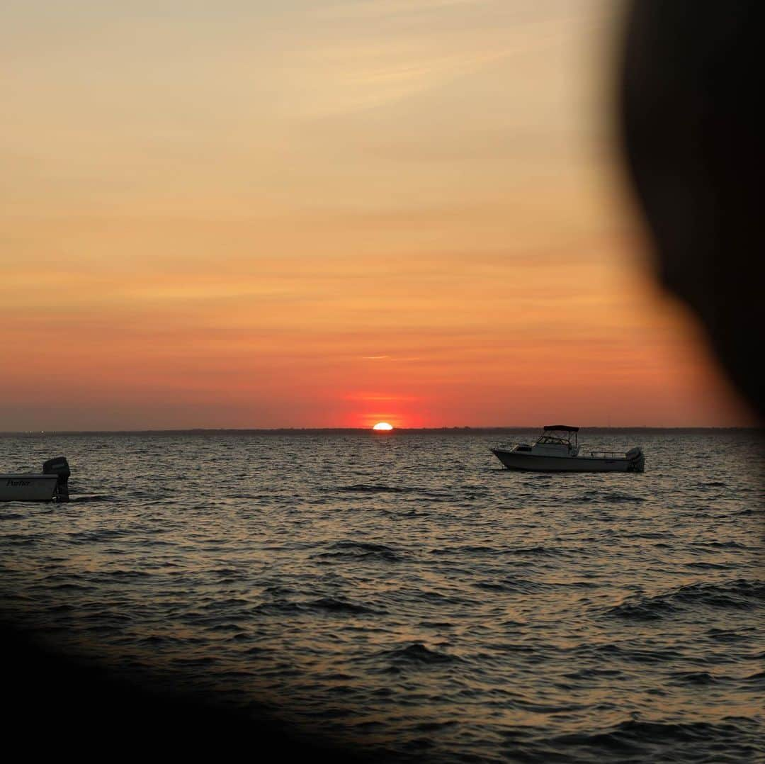 FOLKさんのインスタグラム写真 - (FOLKInstagram)「Some summers call for coming from the the waterfalls and mountains and foggy mornings of the PNW for sunsets on the coast. A leisurely Sunday took us out to Fire Island off the coast of Long Island to explore with @betterrugged. The island is an oasis where cars and judgement aren’t allowed. Everyone is free to be themselves and share in a community that was built on the idea of being an escape from The City. These are a few images I took of the sunset on Sunday before we headed back to the main land.」6月26日 12時59分 - folkmagazine