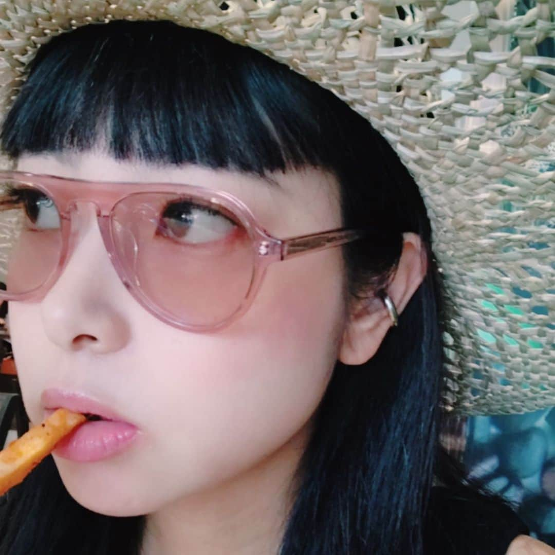 知念美加子さんのインスタグラム写真 - (知念美加子Instagram)「Sunglasses & Ear-cuff💘 ・ ・  黒髪にしたら、顔まわりを派手にしたくなる現象🖤 ・ ・ ・ ・ Sunglasses @a.d.s.r._official  Ear cuff @stylemarks.official」6月26日 13時00分 - chinenmikako