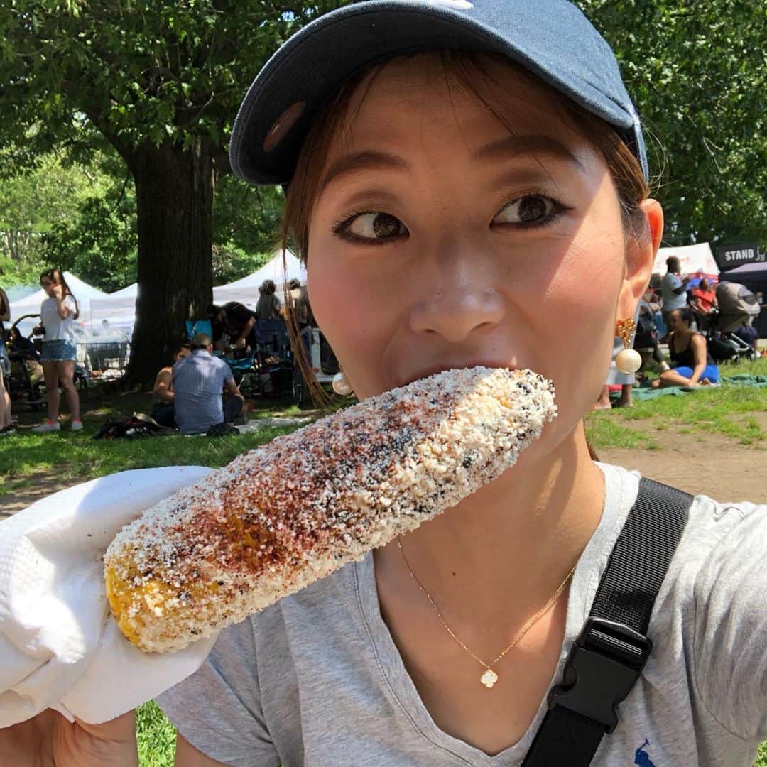 松村加南子さんのインスタグラム写真 - (松村加南子Instagram)「#プロスペクトパーク の #スモーガスバーグ に行ってきました❤️ . 果物がそのまま器になったジュースや世界各国の美味しい料理がお手軽にいろいろ楽しめるフードフェスのような感じ😋 . 日本のフードフェスみたいに長時間並んだりしなくて良いし、現地の人がのんびり休日を楽しんでる雰囲気☺️ . プロスペクトパークは毎週日曜、ブライアントパークは毎週土曜やってるみたい🙆‍♀️ . I went to smorgasburg in prospect park. . We can enjoy many kind of #food from all over the world at once. . Smorgasburg at #Brooklyn park is in every Saturday and at prospect park is in every Sunday . . I highly recommend to go there😊 . . #prospectpark #smorgasburg #market #farmersmarket  #newyork #ny #nyc #ニューヨーク留学 #留学 #語学学校  #薬剤師 #薬剤師グラドル #加南子」6月26日 13時01分 - matsumurakanako