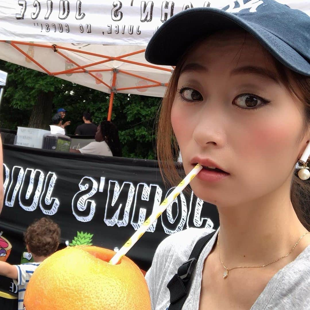 松村加南子さんのインスタグラム写真 - (松村加南子Instagram)「#プロスペクトパーク の #スモーガスバーグ に行ってきました❤️ . 果物がそのまま器になったジュースや世界各国の美味しい料理がお手軽にいろいろ楽しめるフードフェスのような感じ😋 . 日本のフードフェスみたいに長時間並んだりしなくて良いし、現地の人がのんびり休日を楽しんでる雰囲気☺️ . プロスペクトパークは毎週日曜、ブライアントパークは毎週土曜やってるみたい🙆‍♀️ . I went to smorgasburg in prospect park. . We can enjoy many kind of #food from all over the world at once. . Smorgasburg at #Brooklyn park is in every Saturday and at prospect park is in every Sunday . . I highly recommend to go there😊 . . #prospectpark #smorgasburg #market #farmersmarket  #newyork #ny #nyc #ニューヨーク留学 #留学 #語学学校  #薬剤師 #薬剤師グラドル #加南子」6月26日 13時01分 - matsumurakanako