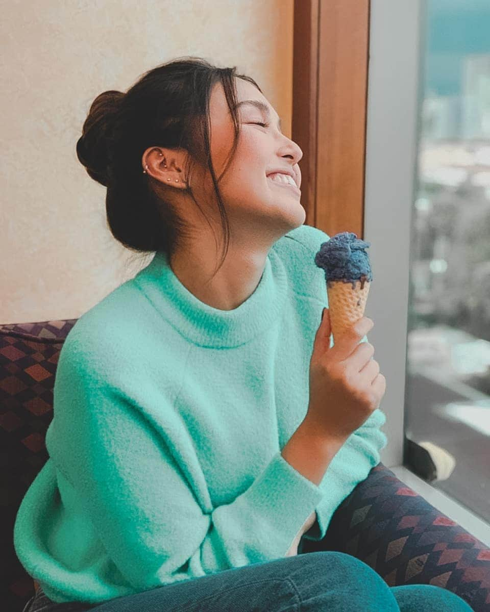 Kathryn Bernardoさんのインスタグラム写真 - (Kathryn BernardoInstagram)「The rainy season has officially arrived, but summer never ends with @magnoliaicecreamph ! 🍦」6月26日 13時02分 - bernardokath