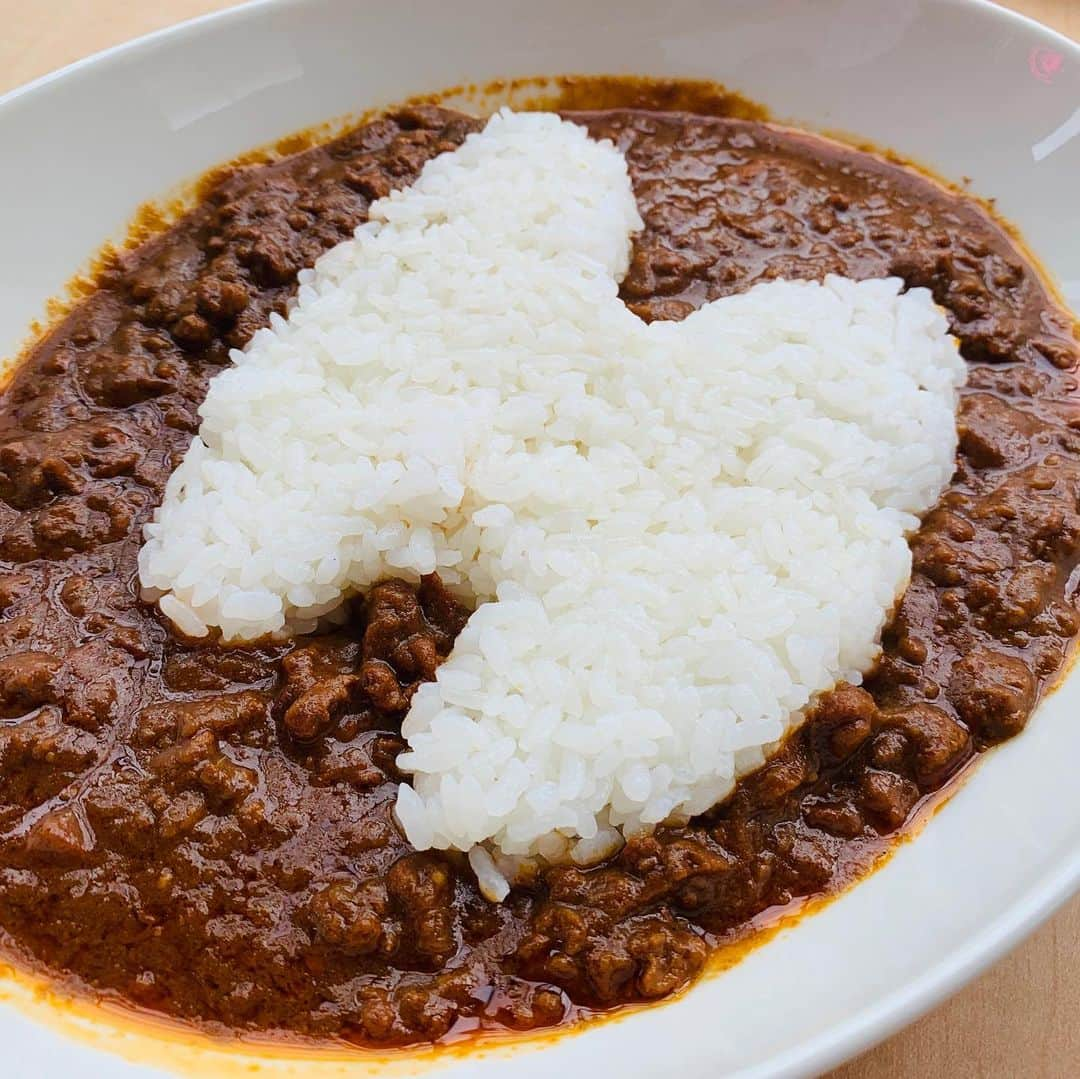 一条もんこさんのインスタグラム写真 - (一条もんこInstagram)「新潟をカレー県に。  佐渡汽船内で提供するカレーの監修を手掛け、関係者の皆さんからのご意見を参考に、改善を重ねてようやく一般の方へお披露目する日がやってきました！！ 佐渡カレープロジェクトチームで何度も何度も試作と試食を繰り返し、ようやく味の完成にたどり着きました。  佐渡の魅力が詰まった、佐渡汽船カレーをたくさんの方に食べていただきたいです。  佐渡汽船カレー無料試食会  日時：7月6日（土）12〜14時  場所：新潟港 佐渡汽船内  私が会場にてカレーを振る舞います(*^^*) #カレー#佐渡#佐渡汽船カレー#新潟港#試食会#イカキーマカレー#レシピ監修#新潟#新潟県#イカのスパイスキーマカレー#肝入り#イカカレー#キーマカレー#新潟カレー#船カレー#佐渡汽船カレープロジェクトチーム#全員髭とメガネ#36チャンバーズオブスパイス#カレーの可能性#新潟をカレー県に#一条もんこ」6月26日 13時02分 - monko1215