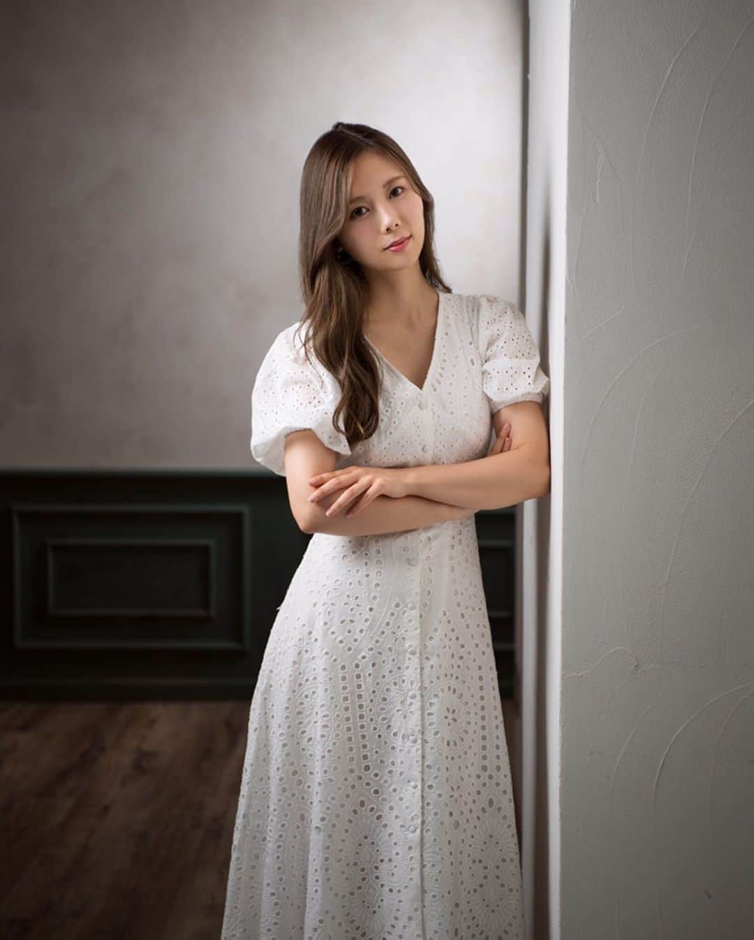西村季里子のインスタグラム：「・ スタジオで撮影したデータもらた🧸 えくぼなしverとえくぼあるver💋 大事な予定がたくさんあるのに 梅雨とか台風とかはやくどっか行って〜🌧🌧 #撮影#ポートレート#スタジオ#カメラ#カメラマン #乃木坂46#白石麻衣#まいやん#アイドル #えくぼ#あり#なし#smile#😊#model #salonmodel  #follow#followme」