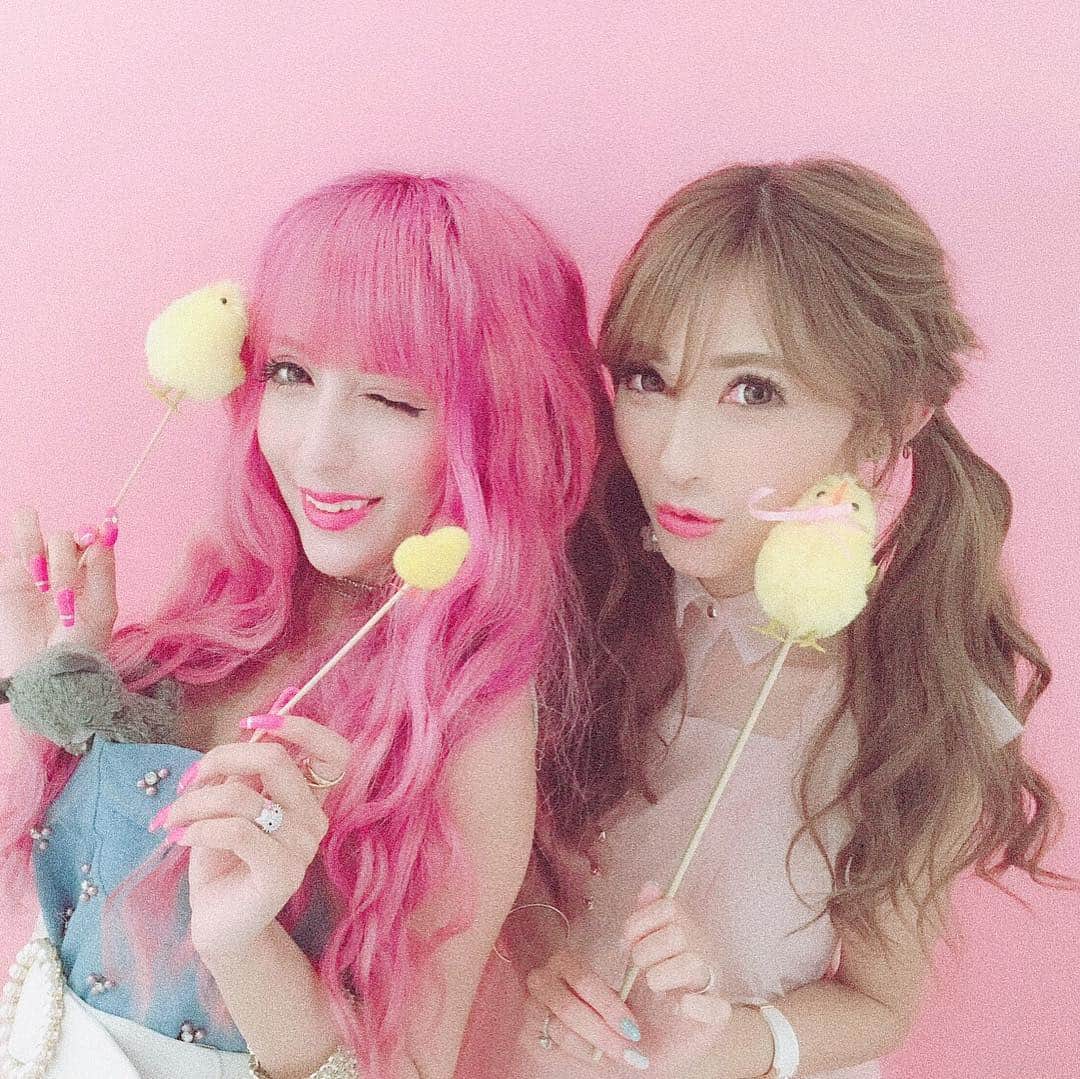 姉agehaさんのインスタグラム写真 - (姉agehaInstagram)「🐤✨🐤✨ ・ 昨日の @yayoi_n_ ちゃんと @ririkakotobuki さんのコンビ🐤✨ ・ 今月から現場に仲間入りした🐥ひよこ🐥とユニットを組んでいたよ💛 ・ 2人ともふわふわでかわいかったのだ＼(^o^)／ ・ そして最近動画にハマっているチーム姉ageha…🐥 ・ たくさん撮りためてるので公開日をお楽しみに💛💛💛 ・ #ねもやよ #根本弥生 #寿リリカ #撮影 #ふわふわ #YouTube #よく見たらねもちゃんの胸元に #猫もいた！」6月26日 13時03分 - aneageha