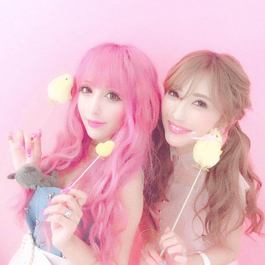 姉agehaさんのインスタグラム写真 - (姉agehaInstagram)「🐤✨🐤✨ ・ 昨日の @yayoi_n_ ちゃんと @ririkakotobuki さんのコンビ🐤✨ ・ 今月から現場に仲間入りした🐥ひよこ🐥とユニットを組んでいたよ💛 ・ 2人ともふわふわでかわいかったのだ＼(^o^)／ ・ そして最近動画にハマっているチーム姉ageha…🐥 ・ たくさん撮りためてるので公開日をお楽しみに💛💛💛 ・ #ねもやよ #根本弥生 #寿リリカ #撮影 #ふわふわ #YouTube #よく見たらねもちゃんの胸元に #猫もいた！」6月26日 13時03分 - aneageha
