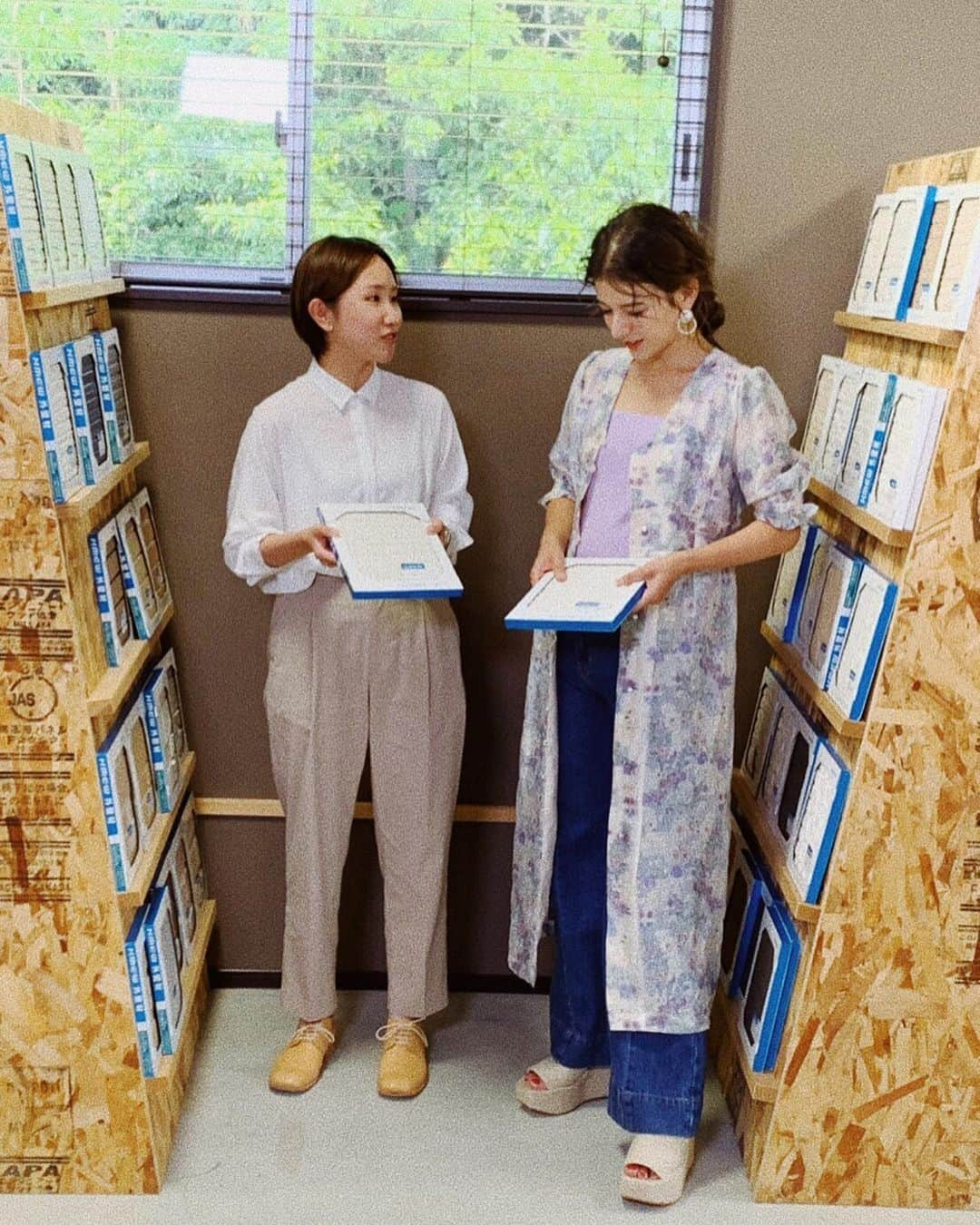 スザンヌさんのインスタグラム写真 - (スザンヌInstagram)「このたび、﻿ 株式会社 Lib Work（リブワーク） @libwork_official  さんの住宅展示場のモデルハウスをプロデュースさせて頂くことになりました🏠💕﻿ ﻿ （昨日は打ち合わせと撮影で﻿ 自分家を建てるかのような気分で﻿ めちゃくちゃ楽しく頭フル回転で﻿ 頑張りました💪きっときっと素敵なおうちになる🙆‍♀️）﻿ ﻿ 完成は秋の予定で、また情報お知らせします📢﻿ ﻿ お楽しみに🌈﻿ ﻿ 最後の2枚はわたし的﻿ #できる女風 コーデ💃﻿ #抜き襟 がポイント。﻿ ﻿ ﻿ ﻿ ﻿ #リブワーク﻿ #libwork ﻿ #モデルハウス」6月26日 13時12分 - suzanneeee1028