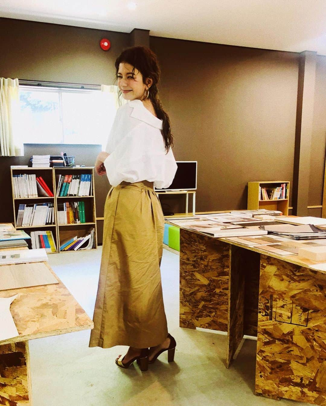 スザンヌさんのインスタグラム写真 - (スザンヌInstagram)「このたび、﻿ 株式会社 Lib Work（リブワーク） @libwork_official  さんの住宅展示場のモデルハウスをプロデュースさせて頂くことになりました🏠💕﻿ ﻿ （昨日は打ち合わせと撮影で﻿ 自分家を建てるかのような気分で﻿ めちゃくちゃ楽しく頭フル回転で﻿ 頑張りました💪きっときっと素敵なおうちになる🙆‍♀️）﻿ ﻿ 完成は秋の予定で、また情報お知らせします📢﻿ ﻿ お楽しみに🌈﻿ ﻿ 最後の2枚はわたし的﻿ #できる女風 コーデ💃﻿ #抜き襟 がポイント。﻿ ﻿ ﻿ ﻿ ﻿ #リブワーク﻿ #libwork ﻿ #モデルハウス」6月26日 13時12分 - suzanneeee1028