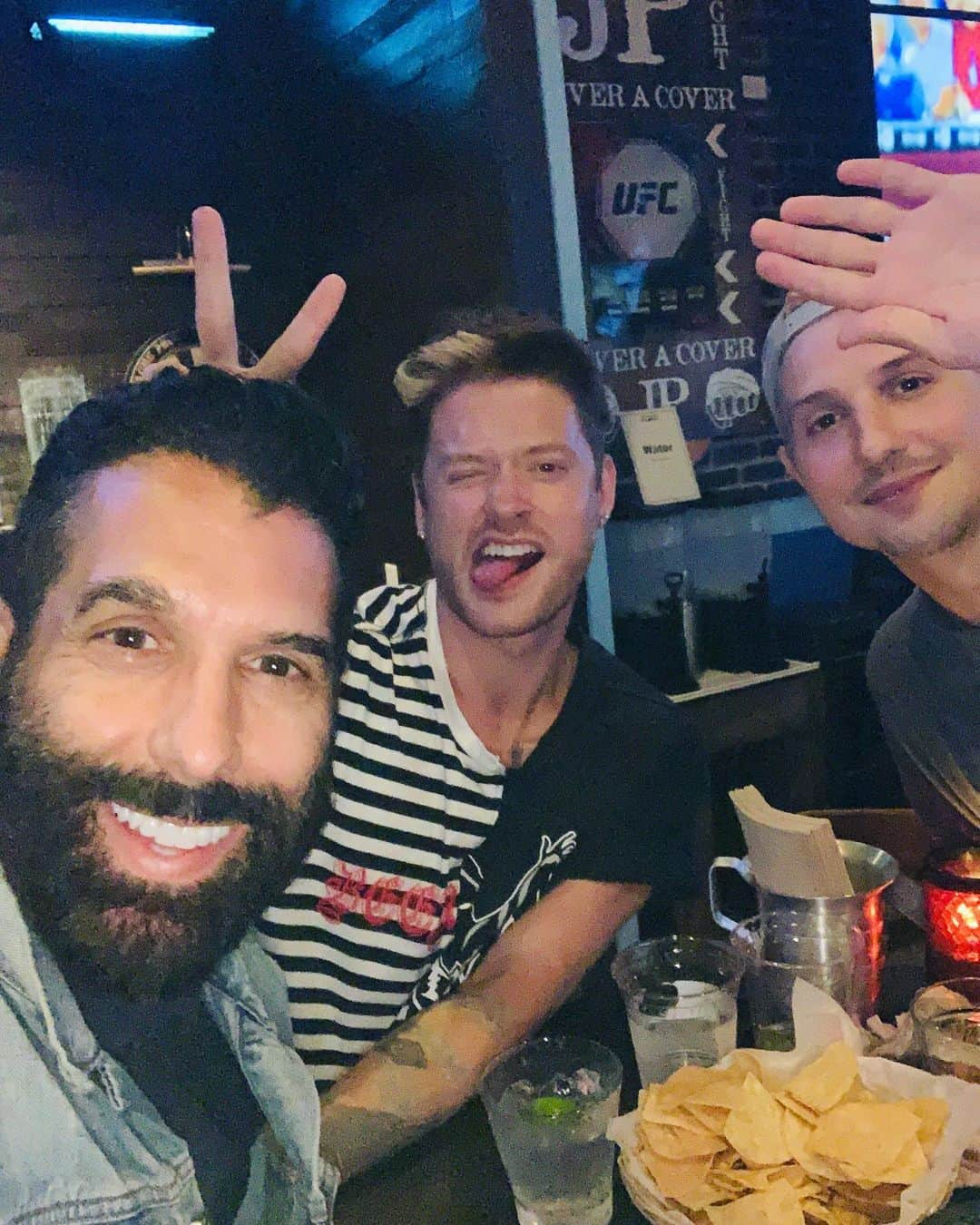 ナッシュ・オーバーストリートさんのインスタグラム写真 - (ナッシュ・オーバーストリートInstagram)「@berkowitzandrew is the only one drinking」6月26日 13時14分 - nashoverstreet