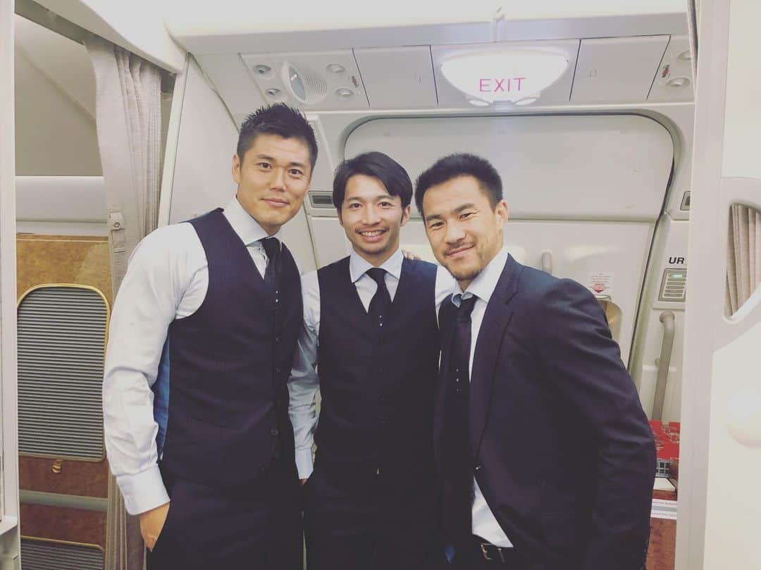 のインスタグラム：「写真右のやつと毎日励まし合ったこの1ヶ月は本当に刺激に満ちて楽しかったです。  キャプテンっぽさが出てきた真ん中のやつの成長を見れたのも嬉しかった。  そして、 若い選手達がコパアメリカという大舞台で堂々とプレーする姿は本当に大きな刺激になりました。  今から日本へ戻ります。  On our way back to Japan.  It was brilliant moments and experiences at Copa America in Brazil.  Thank you very much for all your support.  #copaamerica#brasil#2019 #コパアメリカ#ブラジル#2019 #完」