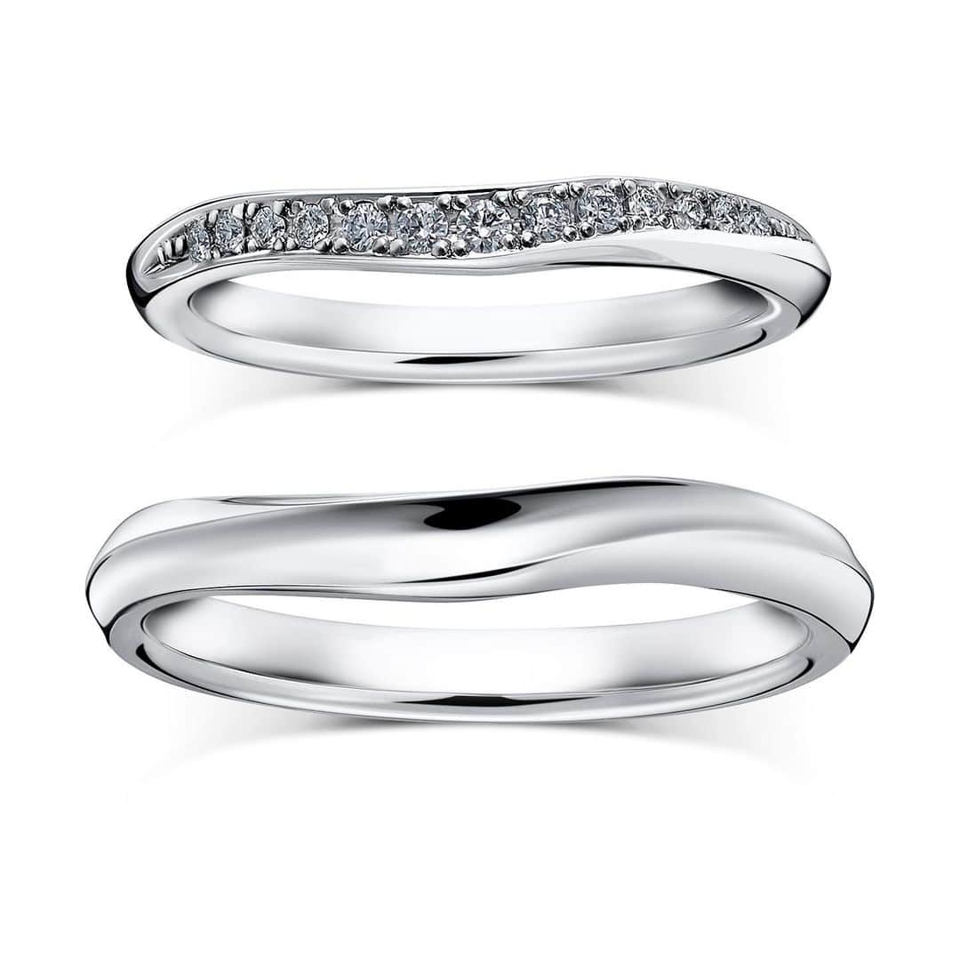 ラザール ダイヤモンド ブティック公式 | 婚約・結婚指輪さんのインスタグラム写真 - (ラザール ダイヤモンド ブティック公式 | 婚約・結婚指輪Instagram)「・ 「NYの夏を彩る、ふたつのビーチ」 ・ 『クレセント』 陽光きらめく波間が美しいNYのクレセントビーチ。しなやかなV字アームにレディースはラインメレを。メンズにはコントラストの効いたエッジをあしらうことで、指もとにエレガントな調和を演出。 CRESCENT/クレセント： Carat ：0.09ct/Price(税抜) ：152,000円、Price(税抜) ：111,000円 ・ 『オーチャード』 ニューヨークの憩いの場、オーチャードビーチに打ち寄せるさざ波をイメージ。緩やかなアシンメトリーなウェーブタイプのマリッジリング。レディースはエンゲージリングに寄り添うようにセットできるこだわりのデザイン。 ORCHARD/オーチャード： Carat ：0.04ct/Price(税抜) ：111,000円、Price(税抜) ：100,000円"	"・ THE WORLD’S MOST BEAUTIFUL DIAMOND® 商品詳細はプロフィール @lazarediamond_boutique のURLからどうぞ ・ ご予約のうえ、初来店の方に2,000円分のJCB商品券をプレゼント ・ #クレセントビーチ #オーチャードビーチ #夏にぴったり #ニューヨーク ・ #CRESCENT #クレセント #ORCHARD #オーチャード ・ #プロポーズ #ブライダルリング #マリッジリング #エンゲージリング #エンゲージメントリング #ダイヤモンドリング #婚約 #結婚 #指輪 #婚約指輪 #結婚指輪 #婚約指輪選び #結婚指輪選び #指輪探し #結婚式 #結婚式準備 #2019年春婚 #2019年夏婚 #2019年秋婚 #2019年冬婚 ・ #ラザールダイヤモンド #lazarediamond」6月26日 13時17分 - lazarediamond_boutique