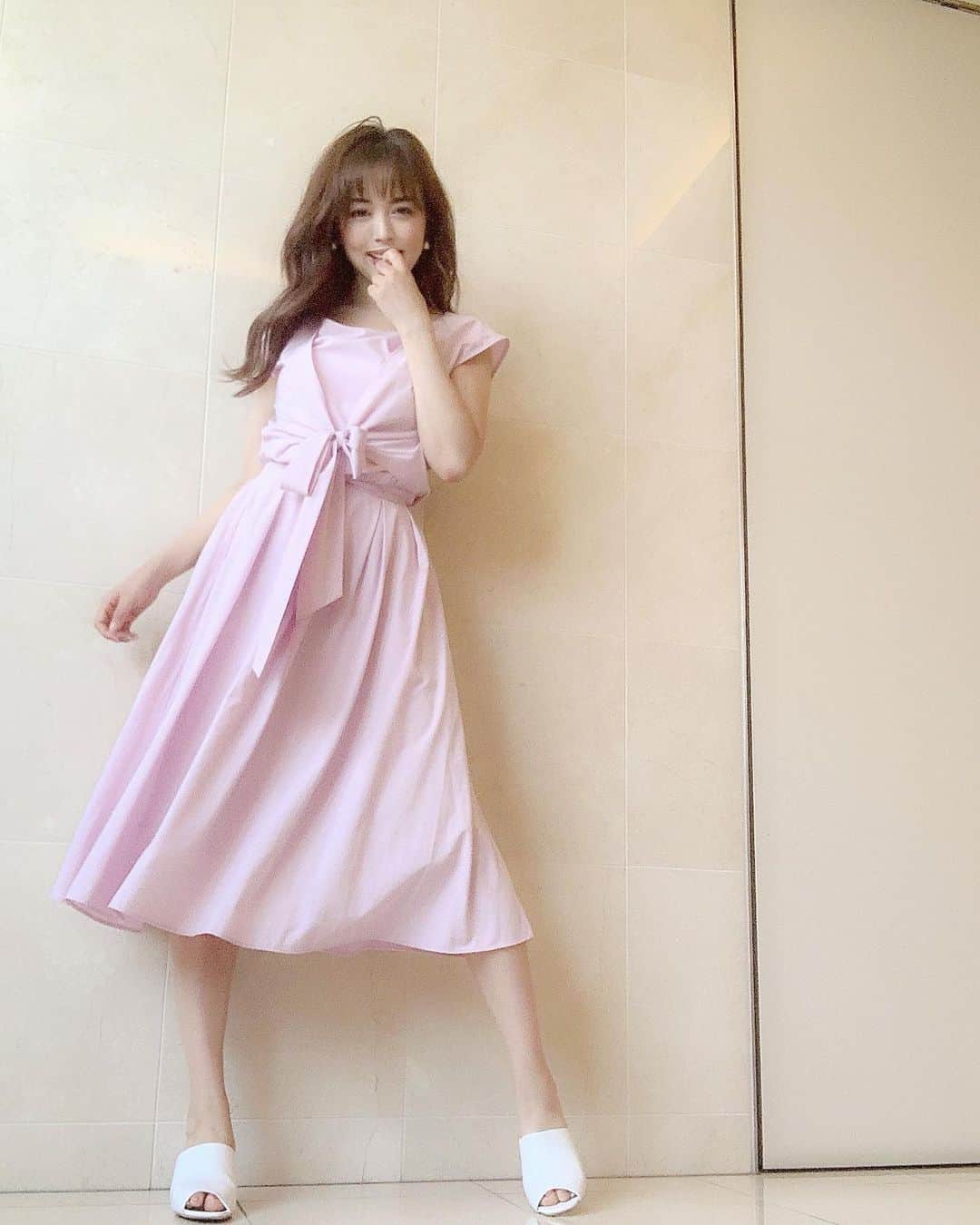 のインスタグラム：「Birthday Lunch ootd♡﻿ ﻿ ﻿ 先日の誕生日お祝いランチで集まった時は、﻿ MiiAのセットアップにしました♡﻿ ﻿ ピンクとパープルの中間色✨﻿ ﻿ ﻿ 靴はこの間ふらっと寄ったLOWRYS FARMの楽チンなサンダル♡﻿ ﻿ やっぱ夏は白が好きだなー💓﻿ ﻿ ﻿ そんな少しおめかしめな、ランチコーデでございましたっ☻﻿ ﻿ ﻿ ﻿ #fashion #ootd #Lunch #BirthdayLunch」