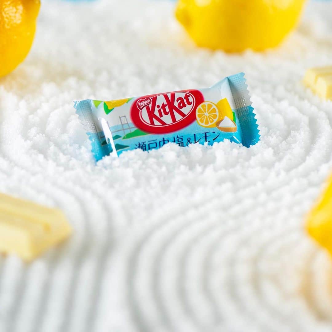 KITKAT Chocolatoryさんのインスタグラム写真 - (KITKAT ChocolatoryInstagram)「＼✨寄付金つき“瀬戸内塩&レモン”🍋／ ﻿ ﻿ 今回の新フレーバーは西日本豪雨被災地復興支援のための寄付金つき。﻿ 爽やかな酸味が特徴的な“キットカット ミニ 瀬戸内塩&レモン”発売です！ ﻿ 1商品あたり10円の寄付ができます✊ ﻿ ﻿ ﻿ ﻿ ﻿ #キットカット#おやつ#お菓子#スイーツ#チョコレート#チョコ#寄付金#復興支援#瀬戸内#塩#レモン#塩レモン#チョコレート好き#チョコレート大好き#爽やか#夏#新発売﻿ #kitkat#haveabreak#chocolate#sweets#lemon#킷캣#奇巧巧克力」6月26日 13時24分 - kitkat_japan_official