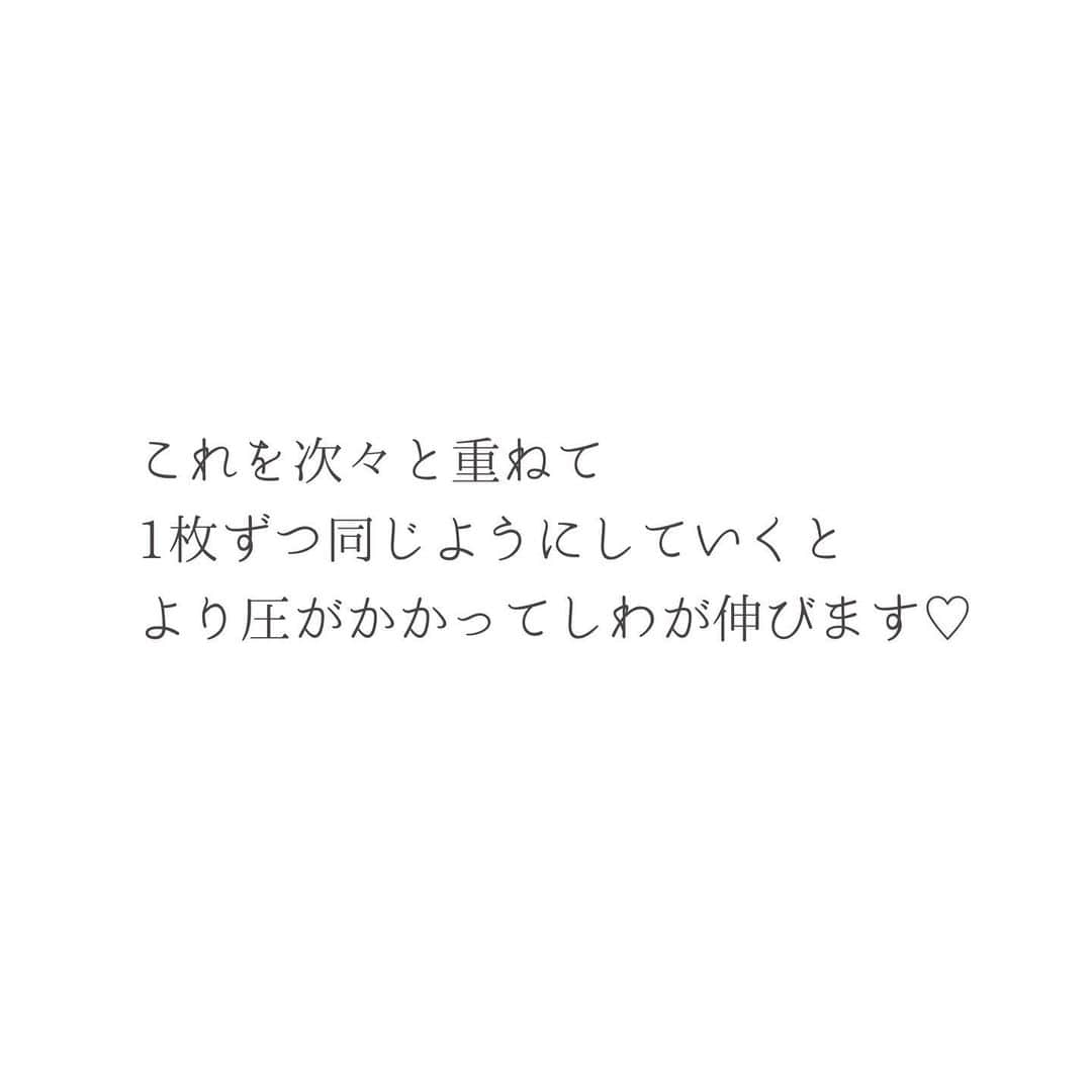 瀧本真奈美さんのインスタグラム写真 - (瀧本真奈美Instagram)「. こんにちは♡ . . 突然ですが家事のやり方にも 自分の中でブームがあります☺︎ . . 悩める洗濯じわ。 過去にはパンパン振ったり 叩いたり、脱水を短くして みたり、服を引っ張ってみたりいろいろでした。 . .  なんだかどれもいまいちだったので 最近は洗濯機を使って手アイロン♡ （画像をスライドしてご覧下さい） . . 今なかなかこれがマイブームです✳︎ あくまでもブームなので ずっと続くかはわかりませんが いろいろ試して試して 自分にぴったり合う方法が 見つかればいいなと思います♡ . . １つだけ言えるのは パンパンには疲れました💦 そして1番いいのは脱水が終わったら 瞬時に干すこと。 でもこれがなかなかできないんですよね☺︎💦 . . 悩みは尽きない家事ですが。。。 家族の洗濯物を干していると 当たり前の毎日に感謝したりもします✳︎ あー今日も元気で生活できてる☺︎とか。 . . 家が散らかるのも 洗濯物に悩むのも . 家族が元気じゃないと 味わえないですもんね♡ . . そんなことを思う今日この頃でした✳︎ . . ✳︎✳︎✳︎✳︎✳︎✳︎✳︎✳︎✳︎✳︎ . more pic ⬇️ @takimoto_manami . . ✳︎✳︎✳︎✳︎✳︎✳︎✳︎✳︎✳︎✳︎ . . #すっきり暮らす #シンプルライフ #ミニマリスト #洗濯 #洗濯じわ #衣類 #家事 #ざっくり家事 #時短家事コーディネーター  #洗面所 #主婦 #洋服のシワ #手アイロン #家事のマイブーム #家族元気ならそれでいい #北欧インテリア #家事もあんまり頑張らない」6月26日 13時30分 - takimoto_manami