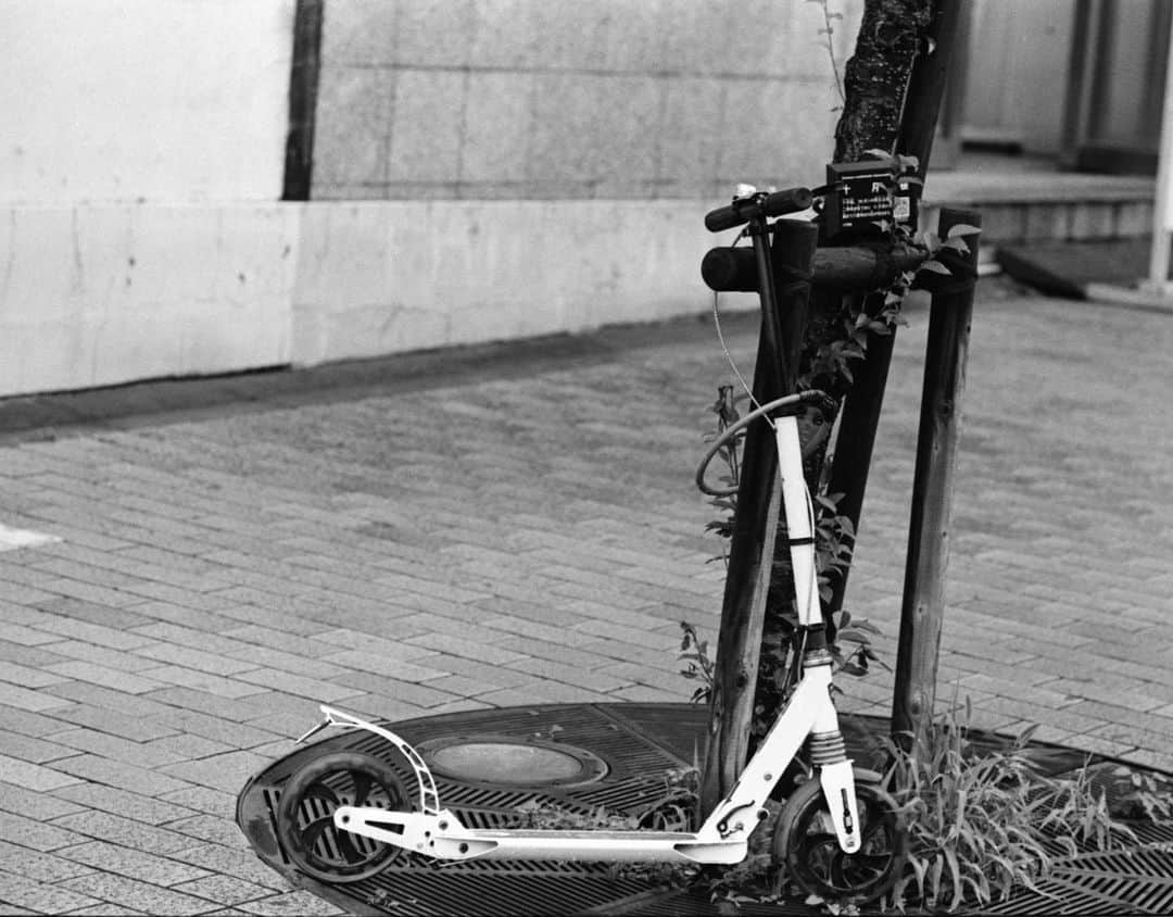 のインスタグラム：「雨の日のスナップ #フィルムカメラ #nikons2  #nikkorp105f25  #trix400 #自家現像」