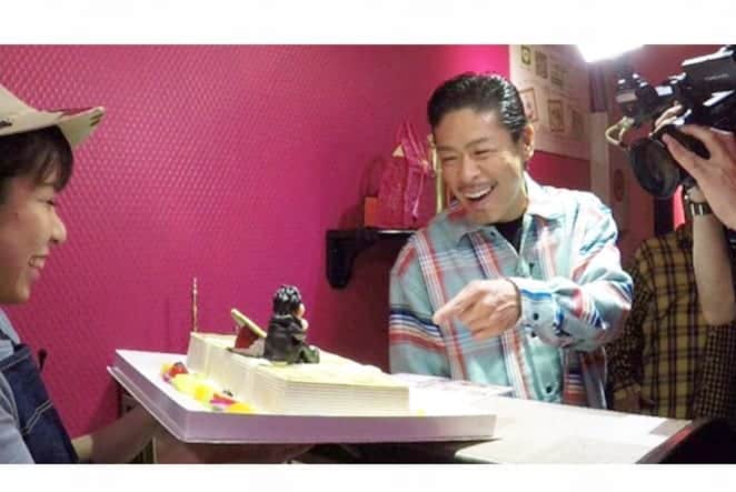 夜のケーキ屋さん♥Juli　(エディブルフラワー協会) さんのインスタグラム写真 - (夜のケーキ屋さん♥Juli　(エディブルフラワー協会) Instagram)「今夜24:25から、フジテレビ「 #matsuぼっち 」が放送です♡ EXILEのMATSUさんにピッタリ(!?)なケーキを作らせていただきました🎂 : 画面キャプチャはフジテレビ番組公式サイトの予告動画から引用しました一部です👌 詳細は今夜24:25～放送の番組を見てください💓 : : #夜のケーキ屋さん #OTODOCAKE #歌舞伎町#福岡#中洲 #エディブルフラワー #写真ケーキ #オーダーケーキ #億万長者ケーキ : ※オーダーケーキは前日までLINE@から受付中🍰 ※配達エリアを23区に拡大しました▶OTODO🚗CAKE(おとどけーき) ： #edibleflower#edibleflowers #パティシエカメラ部#飴細工#マジパン#プリントケーキ#ediblephoto #サプライズ#誕生日ケーキ#誕生日プレゼント#デコレーションケーキ#オーダーメイド#特注ケーキ#キャラクターケーキ#ホスト : #EXILE#フジテレビ」6月26日 13時38分 - juli_sasa