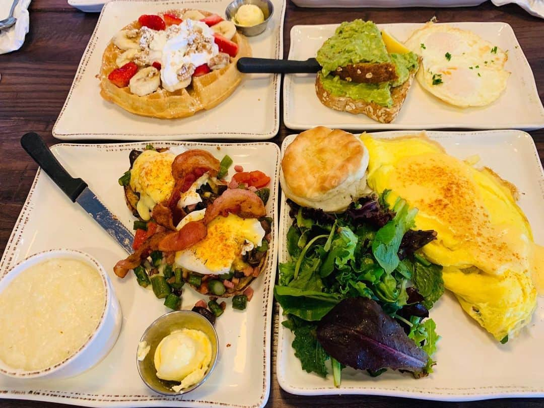 ハー・ミジョンさんのインスタグラム写真 - (ハー・ミジョンInstagram)「고지녕과의 브런치🍳🥓🥞🥑☕ #맛있었다 #와플 #아보카도토스트 # 오믈렛 #에그베네딕트」6月26日 13時41分 - mi_jung1205