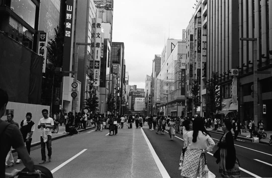 田島貴男さんのインスタグラム写真 - (田島貴男Instagram)「街写 #フィルムカメラ #nikons2 #nikkorp105f25  #trix400 #自家現像」6月26日 13時46分 - tajimatakao