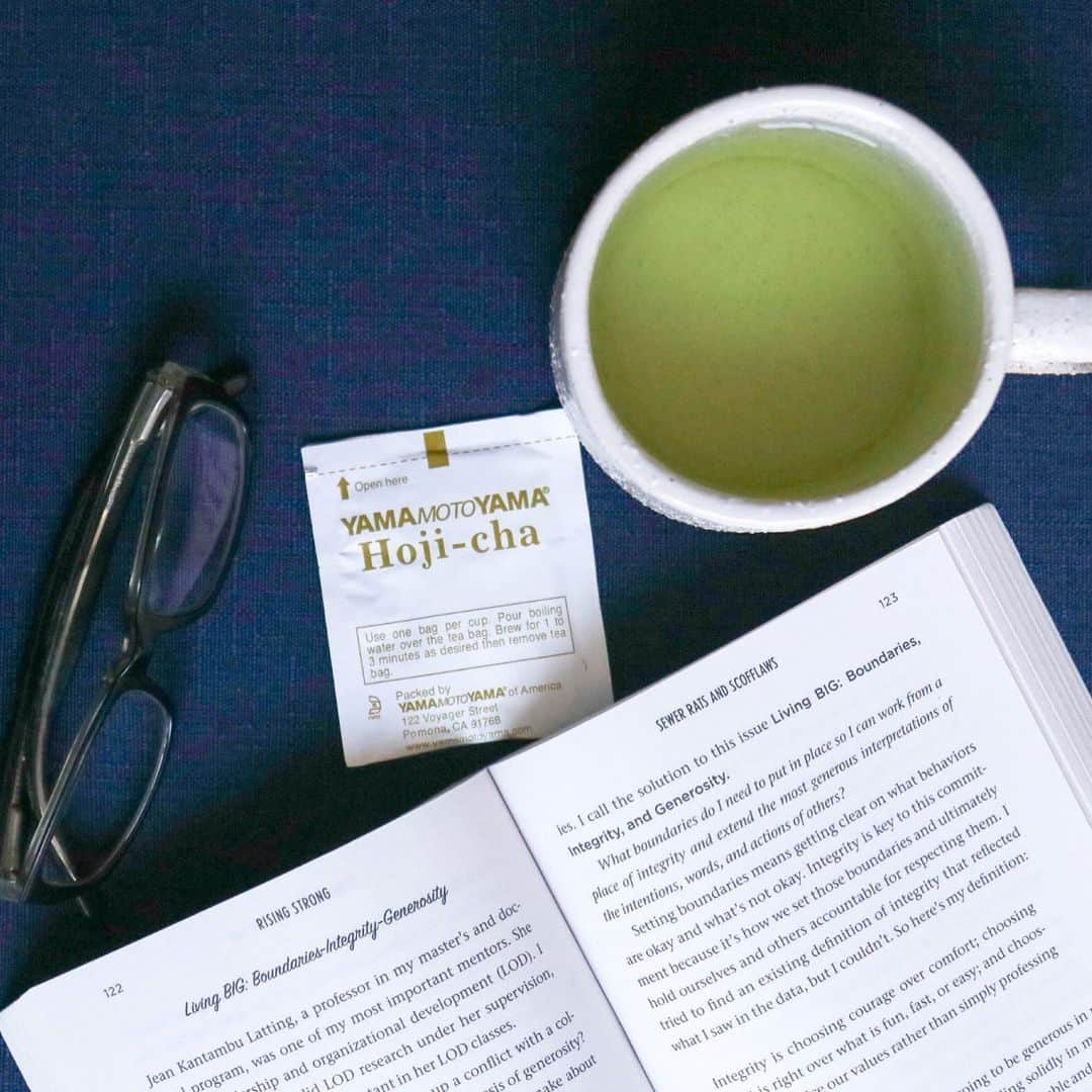 YAMAMOTOYAMA Foundedさんのインスタグラム写真 - (YAMAMOTOYAMA FoundedInstagram)「Curling up with a good book and a hot cup of Hoji Cha Green Tea. What’s your favorite way to savor your tea? #Yamamotoyama」6月26日 13時47分 - yamamotoyama_usa