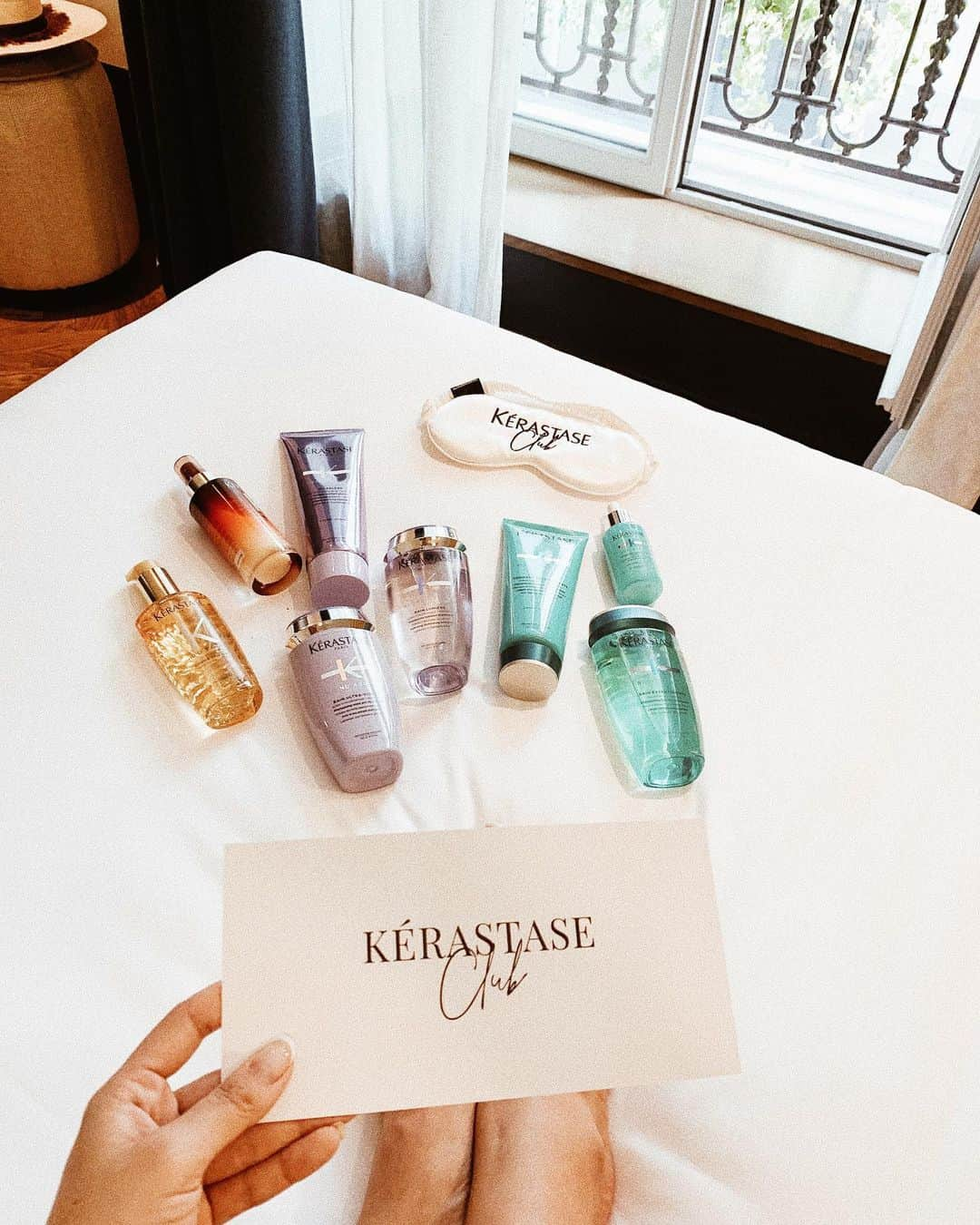 今井華さんのインスタグラム写真 - (今井華Instagram)「Thank you for @kerastase_official 🛁💕 今回は #Kerastase のご招待でパリにきました🇫🇷 ちなみに写真の紫のボトルは まだ日本未発売の ムラサキシャンプーと ムラサキトリートメント🧴✨ ブリーチ&ハイトーンhair の私ですが こんなムラシャン待ってました😍🤚🏽 と言わんばかりの ケア力。きしまない。 しっかり泡立ち、しっかり色味が入る。 から アッシュをキープできる。 感動😭❤️最高ーーー👏🏽✨ #KerastaseClub #KerastaseCruise」6月26日 13時51分 - imaihana