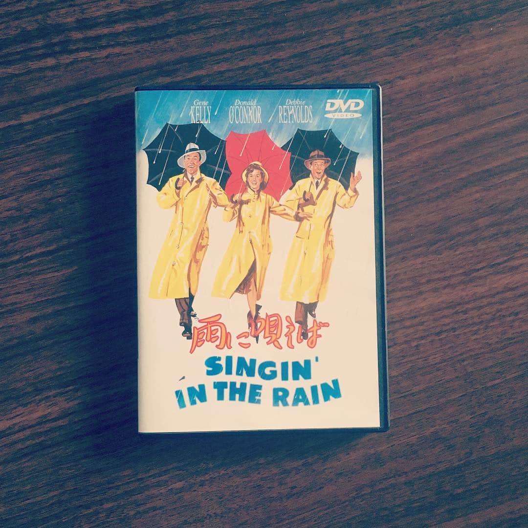 石崎佳代子さんのインスタグラム写真 - (石崎佳代子Instagram)「🎞 「雨を嫌うか、雨の中で踊るか 私たちは選択することができる」 ジョーン・マルケス . 梅雨入りしたらまた見ようと 思っていたのですが、 ようやくその日が来ました😊 . #MGM #ミュージカル映画 #雨に唄えば #singinintherain #singinintherainmusical  #50年代 #映画 #映画鑑賞 . #雨の日を楽しむ #おうち時間 #ようやく #梅雨入り #福岡」6月26日 13時55分 - kayoko_ishizaki