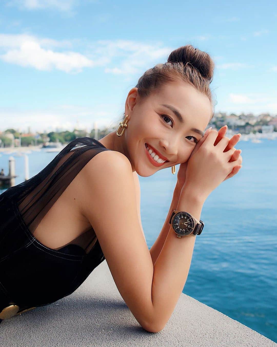 ソニアのインスタグラム：「WE ARE ABOUT TO GET ON A SEAPLANE! Meantime, grabbing a few shots with this beauty. For the bold, adventurous and free spirited, the revamped #TAGheuerAutavia not only has cutting edge carbon composite hair spring that’s light, anti magnetic, shock and temperature resistant - it’s also rugged and sexy as hell.  @tagheuer #dontcrackunderpressure Outfit: @pinkoofficial @tiffanyandco @violetfoocraze」