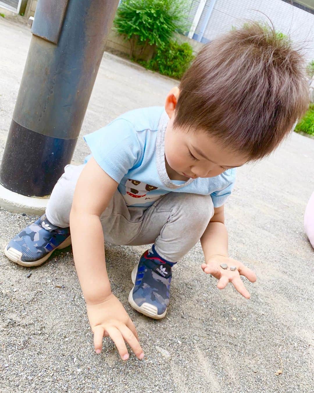 桜井未来さんのインスタグラム写真 - (桜井未来Instagram)「公園いこっか！が口癖の息子くん。 たまには、地味に石遊びも😂（笑） 基本アクティブに遊ぶのが好きな息子ですが、たまに石を集め出したり、ずーっとお砂場遊びに熱中する日もありますよ😊💓 ・ ・ ・  #公園 #お出かけ #ママ #baby #ママ友募集 #赤ちゃんのいる生活 #ママサークル #ママイベント #ママ会 #都内ママ #ベビスタグラム #mamagirl #ベビフル #コドモダカラ #コドモノ #ママリ #親バカ部 #新米ママ東京部」6月26日 14時24分 - miki.sakurai0214