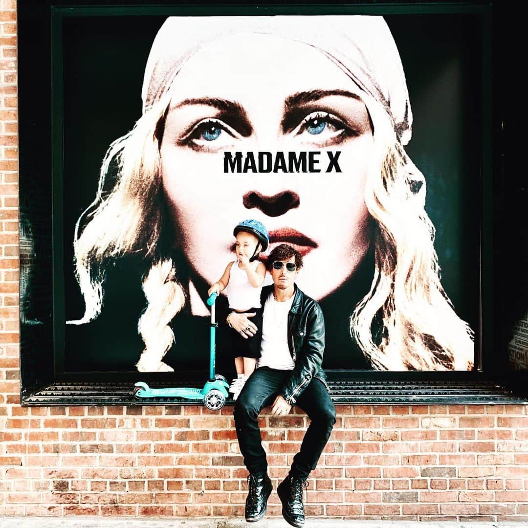 スティーヴン・クラインさんのインスタグラム写真 - (スティーヴン・クラインInstagram)「Look who Popped Up on our way to the photo shoot!@ Madonna」6月26日 14時17分 - stevenkleinstudio