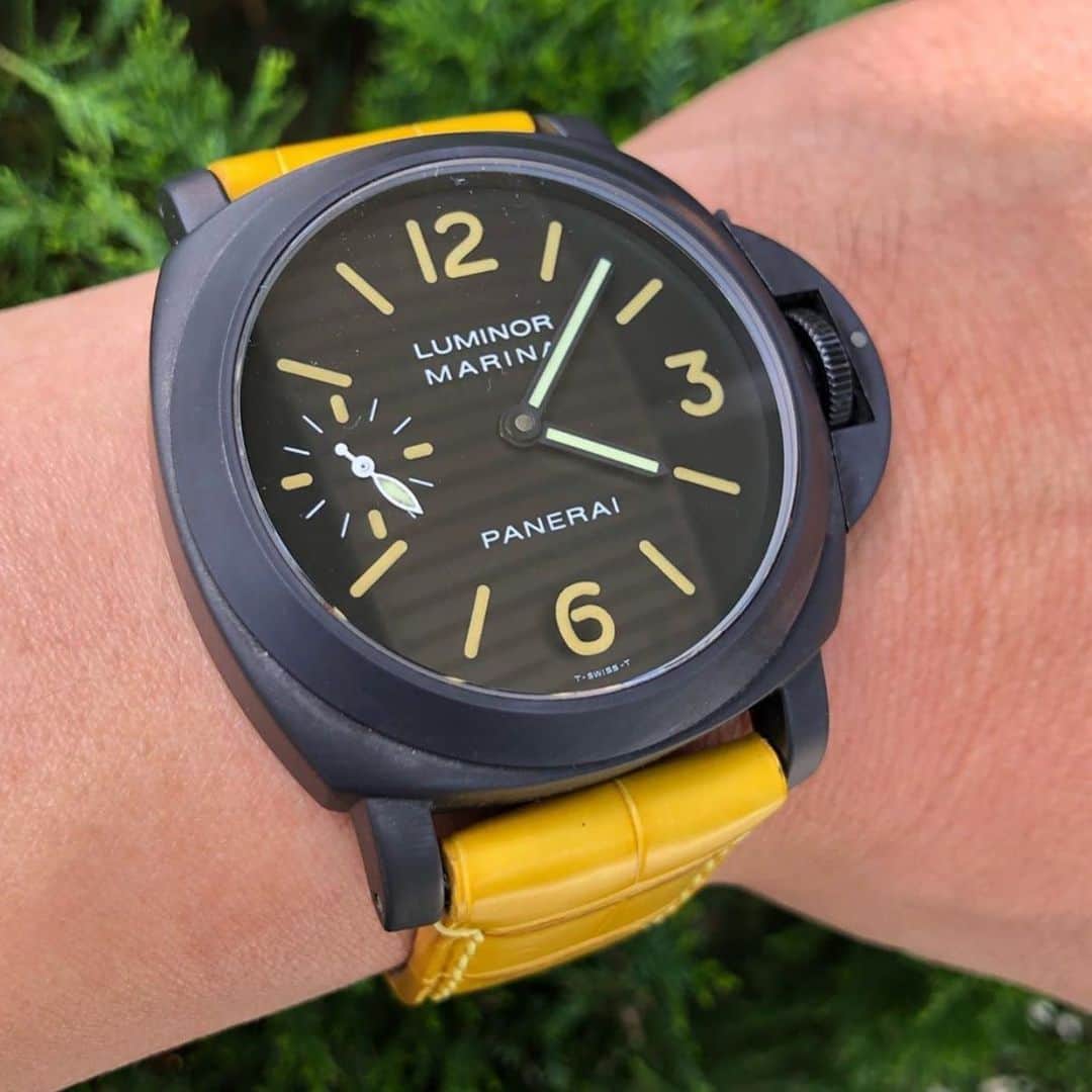パネライさんのインスタグラム写真 - (パネライInstagram)「That yellow strap is perfect with the patina tritium dialed Pre-A PAM4. Pic by @bdotlau #paneraicentral」6月26日 14時18分 - paneraicentral