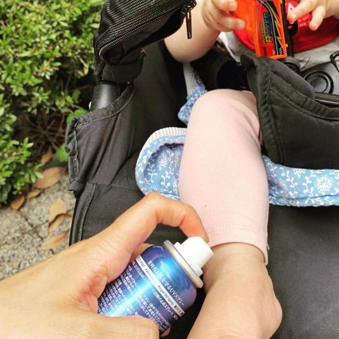 Fam's Baby ファムズベビーさんのインスタグラム写真 - (Fam's Baby ファムズベビーInstagram)「梅雨はどこへ。。？ というくらい暑いですね☀️ スプレーをシューっと吹きかけて馴染ませれば完了の簡単#日焼け対策 です😊 是非ママも一緒にお使いください✨ ・ #famsbaby#ファムズベビー#新米ママと繋がりたい#こどもと暮らす#コドモ#アトピー肌#あせも#子供好き#ママと一緒#ママ友#おでかけコーデ#公園デビュー#ママガール#新米ママ#ママ#30代ママ#ママデビュー#ママ#男の子ママ ・ #Repost @makincoa ・・・ お出かけが多い我が家☺︎ この夏もきっと色んな所へ子供達と行くんだろなぁ😅 ・ 夏のお出かけは暑さ対策と 紫外線対策を毎年きちんとしています👍 ・ ファムズベビーさんから頂いた "ファムズUV エンジェルUVスプレー” スプレータイプの日焼け止め✨ 動き回る次男にはスプレータイプでシュッ‼️ もちろん長男にも使える♡ ・ 赤ちゃんにダメージを与えない日焼け止めで 紫外線はもちろん、乾燥、ホコリ、汗、摩擦、雑菌など、あらゆるダメージから守るために作られたバリア機能がついた日焼け止め。 匂いもベタつきもなく安心して使える‼️ ・ ・ お子様がいるかたは ファムズ日焼け止め で検索してみてください♡ ・ ・ #ファムズuv #famsuv #ファムズ日焼け止め #エンジェルuvスプレー #angeluv #敏感肌日焼け止め #promotion」6月26日 14時21分 - famsbaby