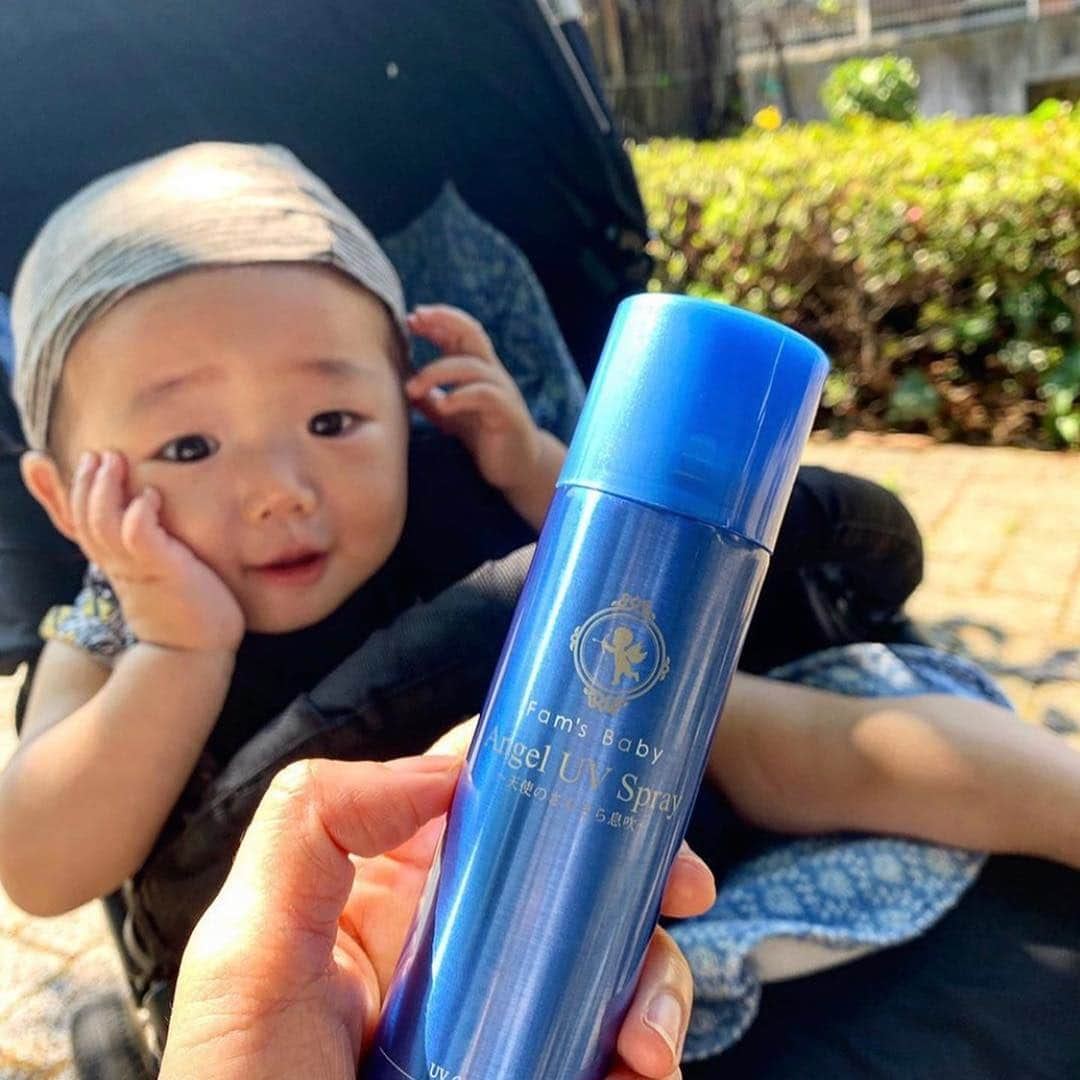 Fam's Baby ファムズベビーさんのインスタグラム写真 - (Fam's Baby ファムズベビーInstagram)「梅雨はどこへ。。？ というくらい暑いですね☀️ スプレーをシューっと吹きかけて馴染ませれば完了の簡単#日焼け対策 です😊 是非ママも一緒にお使いください✨ ・ #famsbaby#ファムズベビー#新米ママと繋がりたい#こどもと暮らす#コドモ#アトピー肌#あせも#子供好き#ママと一緒#ママ友#おでかけコーデ#公園デビュー#ママガール#新米ママ#ママ#30代ママ#ママデビュー#ママ#男の子ママ ・ #Repost @makincoa ・・・ お出かけが多い我が家☺︎ この夏もきっと色んな所へ子供達と行くんだろなぁ😅 ・ 夏のお出かけは暑さ対策と 紫外線対策を毎年きちんとしています👍 ・ ファムズベビーさんから頂いた "ファムズUV エンジェルUVスプレー” スプレータイプの日焼け止め✨ 動き回る次男にはスプレータイプでシュッ‼️ もちろん長男にも使える♡ ・ 赤ちゃんにダメージを与えない日焼け止めで 紫外線はもちろん、乾燥、ホコリ、汗、摩擦、雑菌など、あらゆるダメージから守るために作られたバリア機能がついた日焼け止め。 匂いもベタつきもなく安心して使える‼️ ・ ・ お子様がいるかたは ファムズ日焼け止め で検索してみてください♡ ・ ・ #ファムズuv #famsuv #ファムズ日焼け止め #エンジェルuvスプレー #angeluv #敏感肌日焼け止め #promotion」6月26日 14時21分 - famsbaby