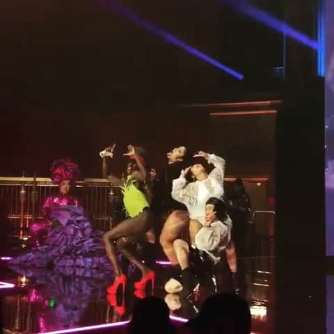JONTE’のインスタグラム：「Wow #Repost• @stevenkleinstudio Live From The LOVE ❤️ Balllll ❤️❤️❤️❤️❤️❤️❤️❤️❤️❤️❤️❤️❤️❤️❤️🎈🎈🎈🎈🎈🎈🎈❤️ 🎶by my loves @vanjess . #LOVEBALL2019 @bartschland 💋」