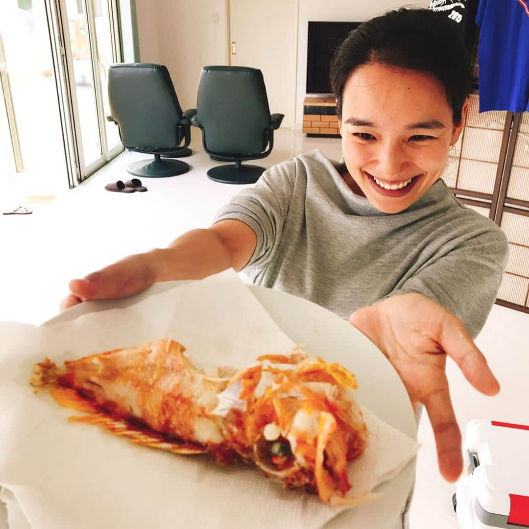 レイヤマダさんのインスタグラム写真 - (レイヤマダInstagram)「先日のレイヅリ🎣千葉は勝浦 川津港にて！初めての関東フィッシング！初めての太平洋フィッシング！日本海とはまた違う難しさがありました🗾 この日はタイラバ！釣果はまずまずでしたが、立派なカサゴが釣れましたよ〜✨ 直子姐さんがさばいてくれたカサゴたちはレイメシに🔪小麦粉まぶしてガーリックと鷹の爪で揚げ炒め 北海道から送られた立派なアスパラと📦お煮付けも！ 次はいつ釣りバカになれるかなぁ。。！ @tomimaru_captain お世話になりました！⚓️ ・ #レイヅリ #レイメシ #千葉 #勝浦 #川津港 #とみ丸 #カサゴ #タイラバ #釣り #fishing」6月26日 14時26分 - rayyamada_dayo