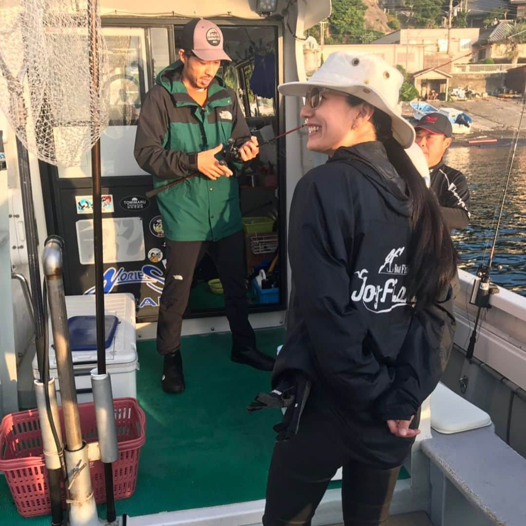 レイヤマダさんのインスタグラム写真 - (レイヤマダInstagram)「先日のレイヅリ🎣千葉は勝浦 川津港にて！初めての関東フィッシング！初めての太平洋フィッシング！日本海とはまた違う難しさがありました🗾 この日はタイラバ！釣果はまずまずでしたが、立派なカサゴが釣れましたよ〜✨ 直子姐さんがさばいてくれたカサゴたちはレイメシに🔪小麦粉まぶしてガーリックと鷹の爪で揚げ炒め 北海道から送られた立派なアスパラと📦お煮付けも！ 次はいつ釣りバカになれるかなぁ。。！ @tomimaru_captain お世話になりました！⚓️ ・ #レイヅリ #レイメシ #千葉 #勝浦 #川津港 #とみ丸 #カサゴ #タイラバ #釣り #fishing」6月26日 14時26分 - rayyamada_dayo