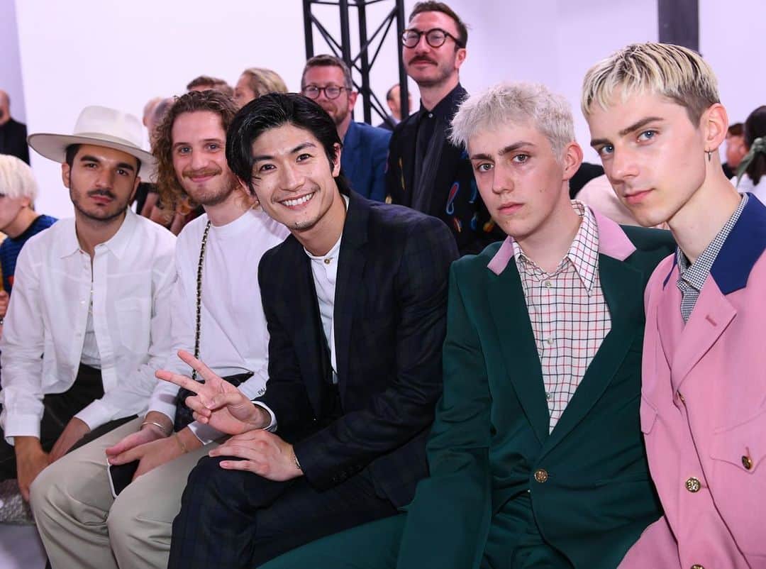 のインスタグラム：「ポール・スミスのショーにアンバサダーを務める三浦春馬さんが来場。 #harumamiura #paulsmith #kojihirano #pfw #paris #fashionweek #menswear #fashion #style #パリ  #メンズ #ファッションショー #パリコレ @modemode @paulsmithjapan」
