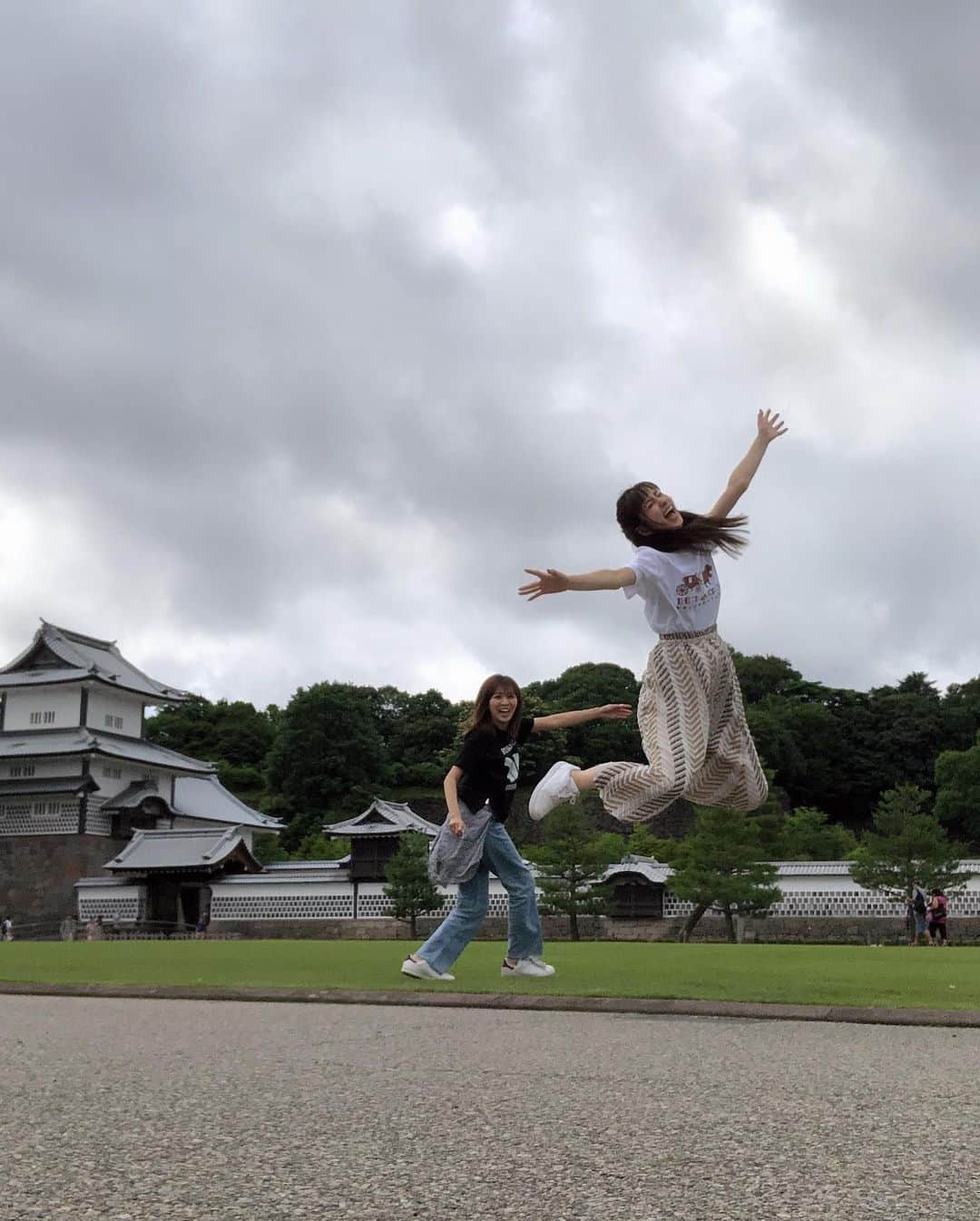 林弓束さんのインスタグラム写真 - (林弓束Instagram)「金沢旅行ラスト！ 兼六園と金沢城跡へ！ 兼六園の時雨亭というお茶屋さんが本当に素敵でした🥺✨ お庭をみながらゆったり。 日本最古の噴水もみれて✨ 金沢城はお得意のセルフィーで撮影が謎に一番盛り上がり。笑笑 はじめての金沢本当に楽しかったです😆😆😆 金沢の人の優しさ温かさに触れた旅になりました😊😊 . . #金沢旅行 #石川旅行 #女子旅 #女ふたり旅 #おんなふたり旅 #女子旅行 #温泉旅行 #兼六園 #金沢城公園 #金沢城 #時雨亭  #ちゃんゆづ旅行記」6月26日 14時50分 - hayashiyuzuka