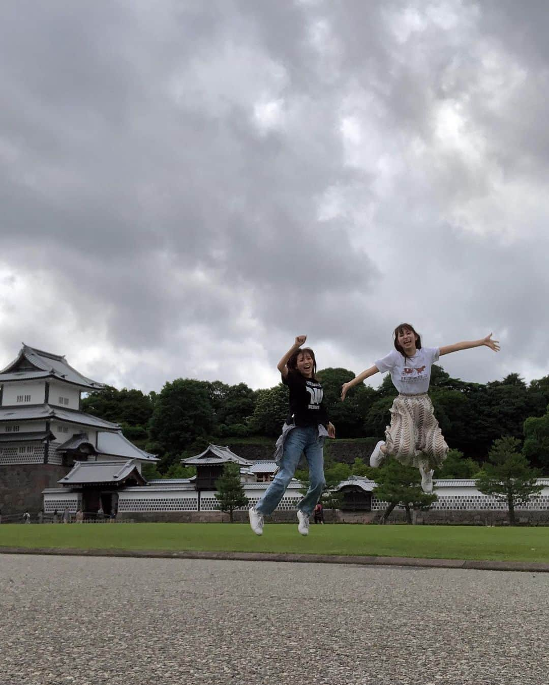 林弓束さんのインスタグラム写真 - (林弓束Instagram)「金沢旅行ラスト！ 兼六園と金沢城跡へ！ 兼六園の時雨亭というお茶屋さんが本当に素敵でした🥺✨ お庭をみながらゆったり。 日本最古の噴水もみれて✨ 金沢城はお得意のセルフィーで撮影が謎に一番盛り上がり。笑笑 はじめての金沢本当に楽しかったです😆😆😆 金沢の人の優しさ温かさに触れた旅になりました😊😊 . . #金沢旅行 #石川旅行 #女子旅 #女ふたり旅 #おんなふたり旅 #女子旅行 #温泉旅行 #兼六園 #金沢城公園 #金沢城 #時雨亭  #ちゃんゆづ旅行記」6月26日 14時50分 - hayashiyuzuka