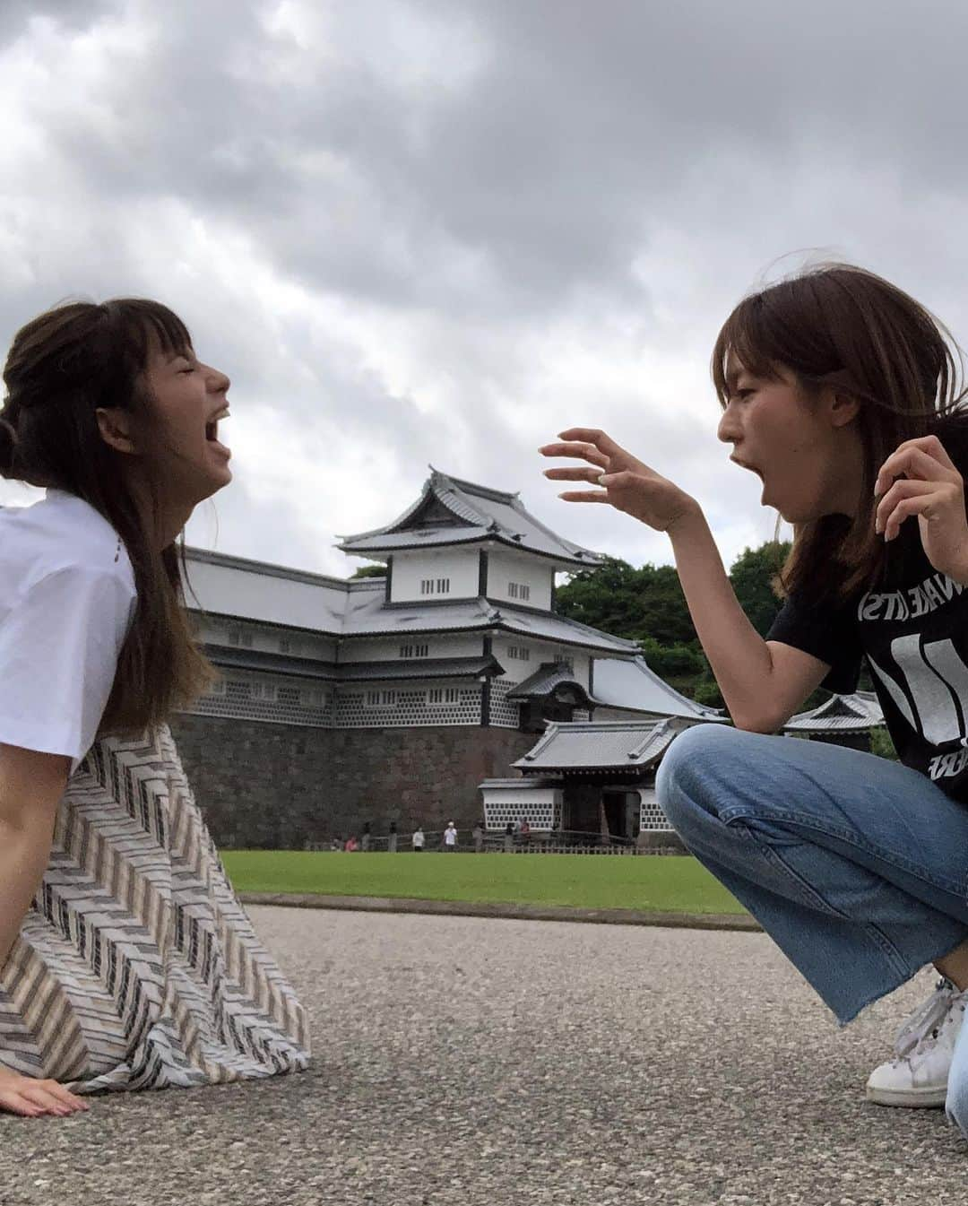 林弓束さんのインスタグラム写真 - (林弓束Instagram)「金沢旅行ラスト！ 兼六園と金沢城跡へ！ 兼六園の時雨亭というお茶屋さんが本当に素敵でした🥺✨ お庭をみながらゆったり。 日本最古の噴水もみれて✨ 金沢城はお得意のセルフィーで撮影が謎に一番盛り上がり。笑笑 はじめての金沢本当に楽しかったです😆😆😆 金沢の人の優しさ温かさに触れた旅になりました😊😊 . . #金沢旅行 #石川旅行 #女子旅 #女ふたり旅 #おんなふたり旅 #女子旅行 #温泉旅行 #兼六園 #金沢城公園 #金沢城 #時雨亭  #ちゃんゆづ旅行記」6月26日 14時50分 - hayashiyuzuka