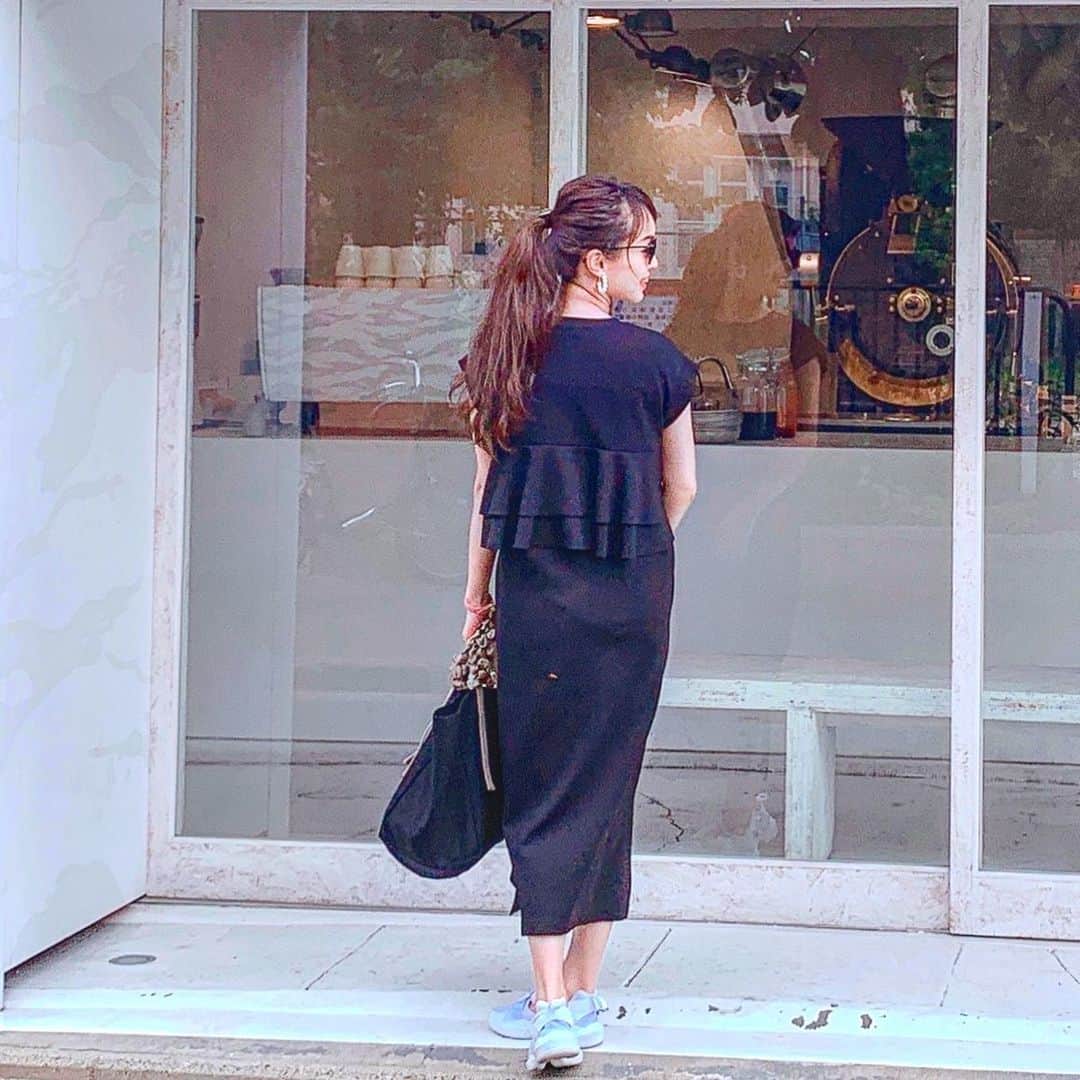 Okada Reinaさんのインスタグラム写真 - (Okada ReinaInstagram)「京都での服👗  楽ちんで可愛いワンピース💕 @myu____official さんのバックフリルワンピース✨  夏日になった京都でたーーーくさん歩いたけどストレッチも聞いてて動きやすかった🥰  Op @myu____official  Bag @ludlow_official  Shoes  @reebokjp  #ootd #outfit #fashion #fashionlover #大人カジュアル #ママコーデ #ママファッション #プチプラコーデ #プチプラファッション #今日のコーデ #コーディネート #ootd_kob #locari #hugmugstylingbu #dorris_jp #京都 #京都カフェ」6月26日 14時45分 - okarei26