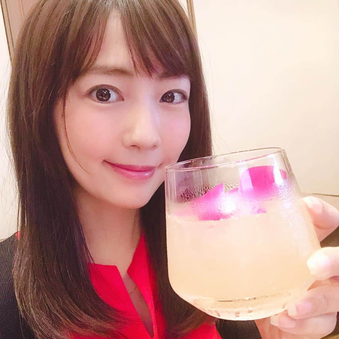 うえむらちかさんのインスタグラム写真 - (うえむらちかInstagram)「本日の #うえむらちからメシ は💕﻿ ﻿ 台湾プレミアム生ライチの試食パーティー inザ・ペニンシュラ東京﻿ ﻿ へ行ってきました😋﻿ ﻿ 日本に流通する #ライチ は90%が輸入品で、しかも輸入されるライチのほとんどが冷凍ライチだったって知っていましたか❓﻿ ﻿ 私は全く知らずに食べていたのですが…﻿ 冷凍ライチと #生ライチ の食べ比べをして味の違いに驚かされました❣️﻿ ﻿ さらに、台湾プレミアム生ライチを使った #スイーツ も🍰✨﻿ ﻿ ::::::::::୨୧:::::::::: ୨୧ menu ୨୧::::::::::୨୧:::::::::::﻿﻿ ﻿ 🌹抹茶フィナンシェケーキにのせた 台湾プレミアム生ライチと 薔薇のムースラズベリージャム﻿ ﻿ 🥭台湾プレミアム生ライチと パッションフルーツのチーズケーキ﻿ ﻿ 🍵台湾茶カフェ #彩茶房 プロデュース オリジナルライチ四季春茶﻿ ﻿ ::::::::::୨୧::::::::::୨୧::::::::::୨୧:::::::::::୨୧:::::::::::﻿﻿ ﻿ 甘すぎずみずみずしいライチだからこそどんなアレンジでも合うんだな〜と💕﻿ ﻿ 特にライチティー @saisabo.freshtea  がさっぱりしててこれからの暑い夏にぴったりだなと思いました🍹﻿ ﻿ ﻿ 昨年より #台湾プレミアム生ライチ の輸入が解禁され、日本でも生ライチが美味しく食べれるようになったので、ぜひこの時期だけの希少ライチをぜひ食べてみてください🤤﻿ ﻿ #ハイウィン株式会社 の卓会長ともお会い出来て嬉しかったです🤳﻿ ﻿ ﻿ #台湾ライチ #lychee #台湾産ライチ﻿ #台湾料理 #台湾グルメ #台湾スイーツ ﻿ #taiwanfood #発表会 #試食会﻿ #台湾旅行 #タビジョ #旅ジョ﻿ #ペニンシュラ東京 #ザペニンシュラ東京﻿ #親善大使 #台湾親善大使﻿ #台湾好きな人と繋がりたい ﻿ #ハイウィン #HIWIN﻿ #台湾国立中興 #台湾貿易センター﻿ #台湾青果社合作社﻿」6月26日 14時54分 - uemurachika