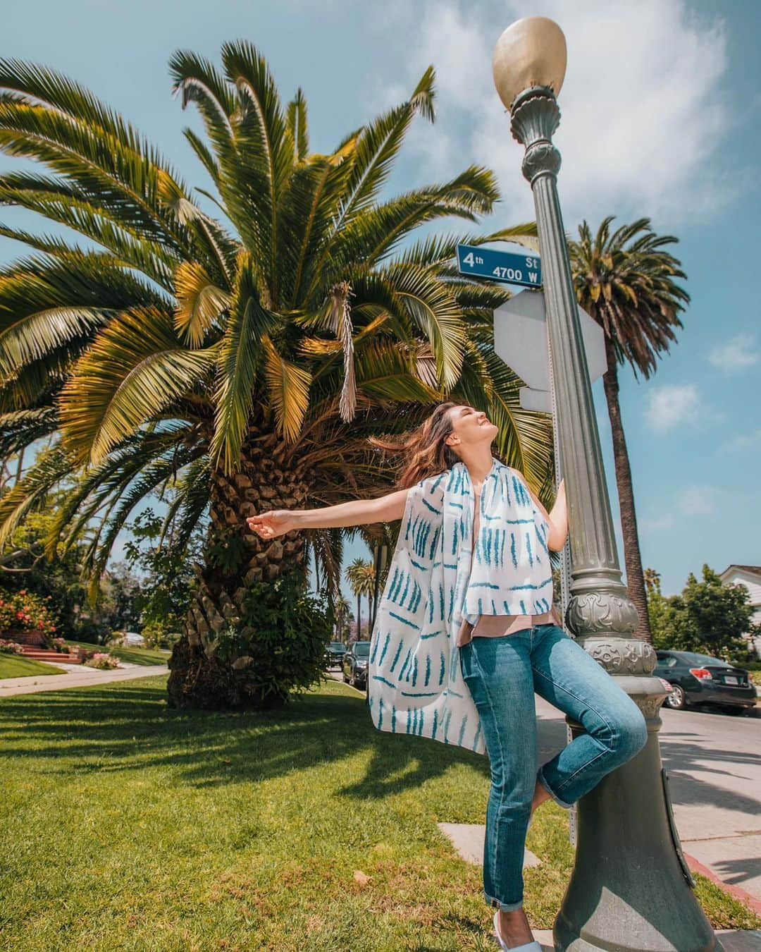 ルナ・マヤさんのインスタグラム写真 - (ルナ・マヤInstagram)「Sun kissed ☀️ #LA  @lunahabit scarf 🧣 📸 @bryanbrndn」6月26日 14時57分 - lunamaya