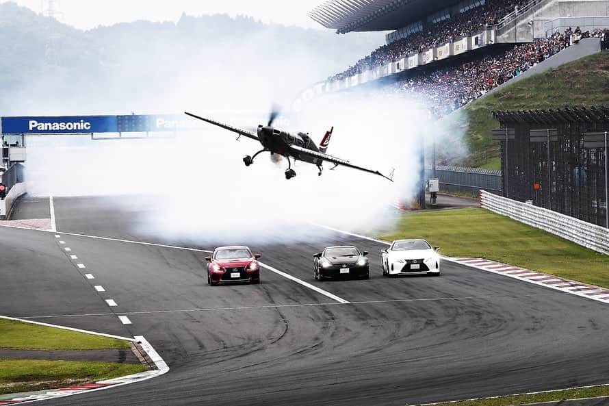 LEXUS / レクサスさんのインスタグラム写真 - (LEXUS / レクサスInstagram)「【室屋選手×LEXUS、コラボレーションフライトパフォーマンス】 「Yoshi MUROYA × LEXUS CROSSING Special Flight @ FUJI SPEEDWAY」の実施が決定！ 8月3日(土)、4日(日)に行われるSUPER GT 第5戦にて、室屋選手が世界最高峰のフライトパフォーマンスを披露します。 室屋選手のメッセージ入りムービーも公開中。 ⇒ https://bit.ly/2Fz2IrR  #レクサス #レクサスLC #レクサスLC500 #GoYoshi #YoshiMuroya #室屋義秀 #モータースポーツ #富士スピードウェイ#LEXUS_F #LexusLC #LexusLC500 #LC500 #MOTORSPORT #fujispeedway #fsw #supergt #supergt2019 #sgt #sgt2019 #Lexus #Lexusjapan #Lexusjp #race #racing #ExperienceAmazing」6月26日 14時59分 - lexus_jp