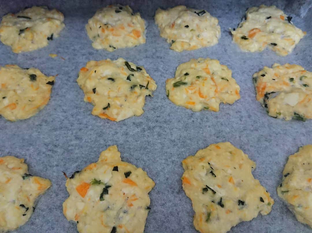 山部朱里のインスタグラム：「. . 我が子お昼寝の間にせっせと離乳食作り。 引っ込み思案のまとめ役豆腐しらすにんじんほうれん草の手づかみおやき。 好きなお野菜と豆腐(木綿でも絹でも)と小麦粉と片栗粉と少しのお水を混ぜてトースターにお任せ。 . . #アナウンサー #フリーアナウンサー #女子アナ #女子アナ47 #男の子ママ #子育て #育児 #料理 #簡単料理 #離乳食 #1歳2ヶ月 #幼児食アドバイザー #babyboy #4月生まれ #赤ちゃんのいる暮らし #簡単離乳食 #時短 #時短料理 #離乳食完了期 #離乳食記録 #離乳食献立 #ママリ #ママリ離乳食 #ママリクッキング #ベビカレ #ベビカレ離乳食 #ママタス #レシピ #簡単レシピ」
