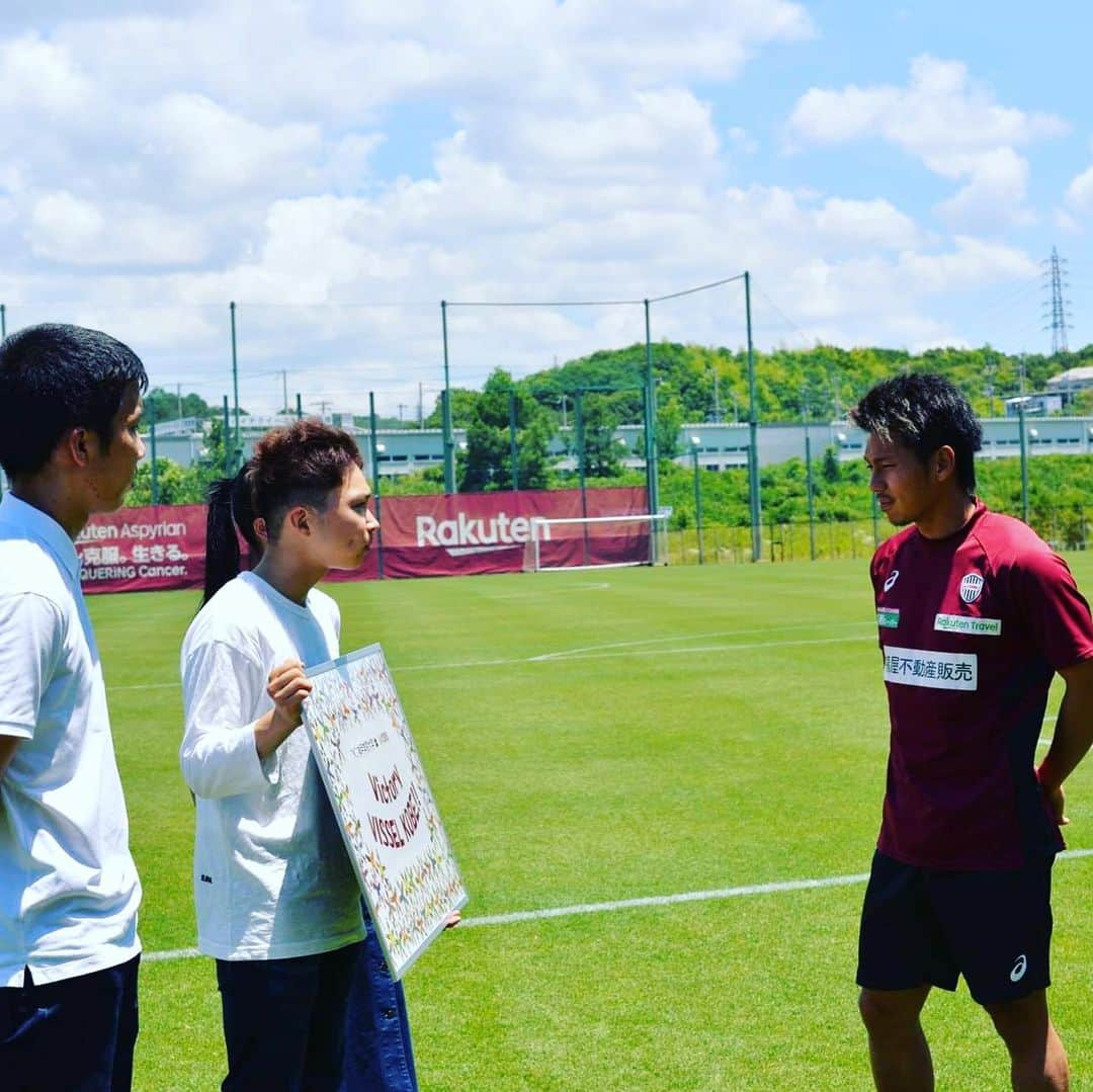 神戸学院大学さんのインスタグラム写真 - (神戸学院大学Instagram)「ヴィッセル神戸学生サポーターが応援パネルを贈呈しました！ #神戸学院大学#kobegakuinuniversity#神戸学院#kobegakuin#kgu#大学#university#大学生#大学生活#キャンパス#神戸#kobe#日本#Japan#キャンパスライフ#photography#instagood#photo#ヴィッセル神戸#vissel#visselkobe#山口蛍#小川慶次郎#サッカー#サッカー選手#寄贈#学生サポーター#サポーター#一致団結」6月26日 15時16分 - kobegakuin_university_koho