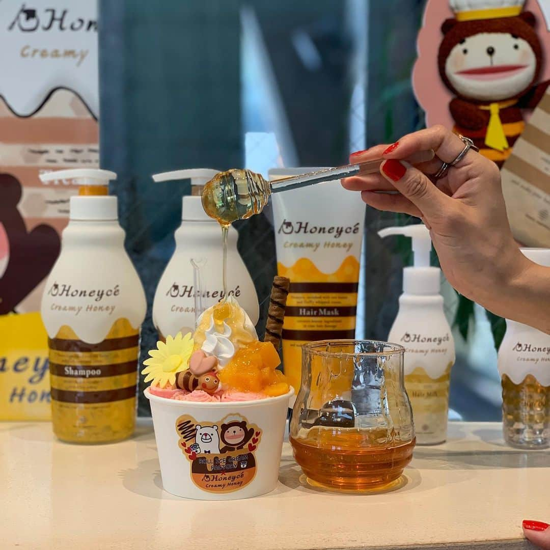 Locariさんのインスタグラム写真 - (LocariInstagram)「人気ハチミツ配合のヘアケアブランド ハニーチェがリニューアルして9/2より全国新発売🐝﻿ ﻿ それを記念し『ハニーチェ×ロールアイスクリームファクトリー』がコラボ🍨 早速LOCARI 編集がひと足お先に行ってきました💛﻿ ﻿ コラボメニューのクリーミーハニー マンゴーとクリーミーハニー ストロベリーはなんとハチミツかけ放題🍯﻿ ﻿ みなさんもぜひ #食べるハニーチェ をぜひ召し上がってみてはいかがでしょうか？💋﻿ ﻿ ﻿ ■期間﻿ 7/1〜7/15日﻿ ■店舗情報﻿ ロールアイスクリームファクトリー原宿・表参道本店、大阪・道頓堀店、名古屋・ラシック店﻿ ﻿ ﻿ #アイス #アイスクリーム #ロールアイス #アイス部 #ハニーチェ #食べるハニーチェ #ヘアケア#原宿#大阪#名古屋 #シャンプー #ヘアケア #yum #honeyce #はちみつ #🍯 #honeyce #honey #허니체 #꿀샴푸  #일본쇼핑 #일본기념품 #일본여행선물추천 #여행블로거」6月26日 15時13分 - locari_jp