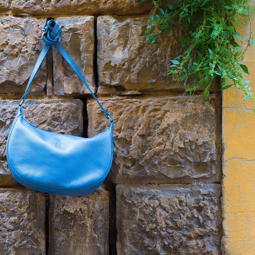 イルビゾンテのインスタグラム：「It's time to add a sparkle of periwinkle blue to your bag collection! ☆ #ILBISONTE #FW19」