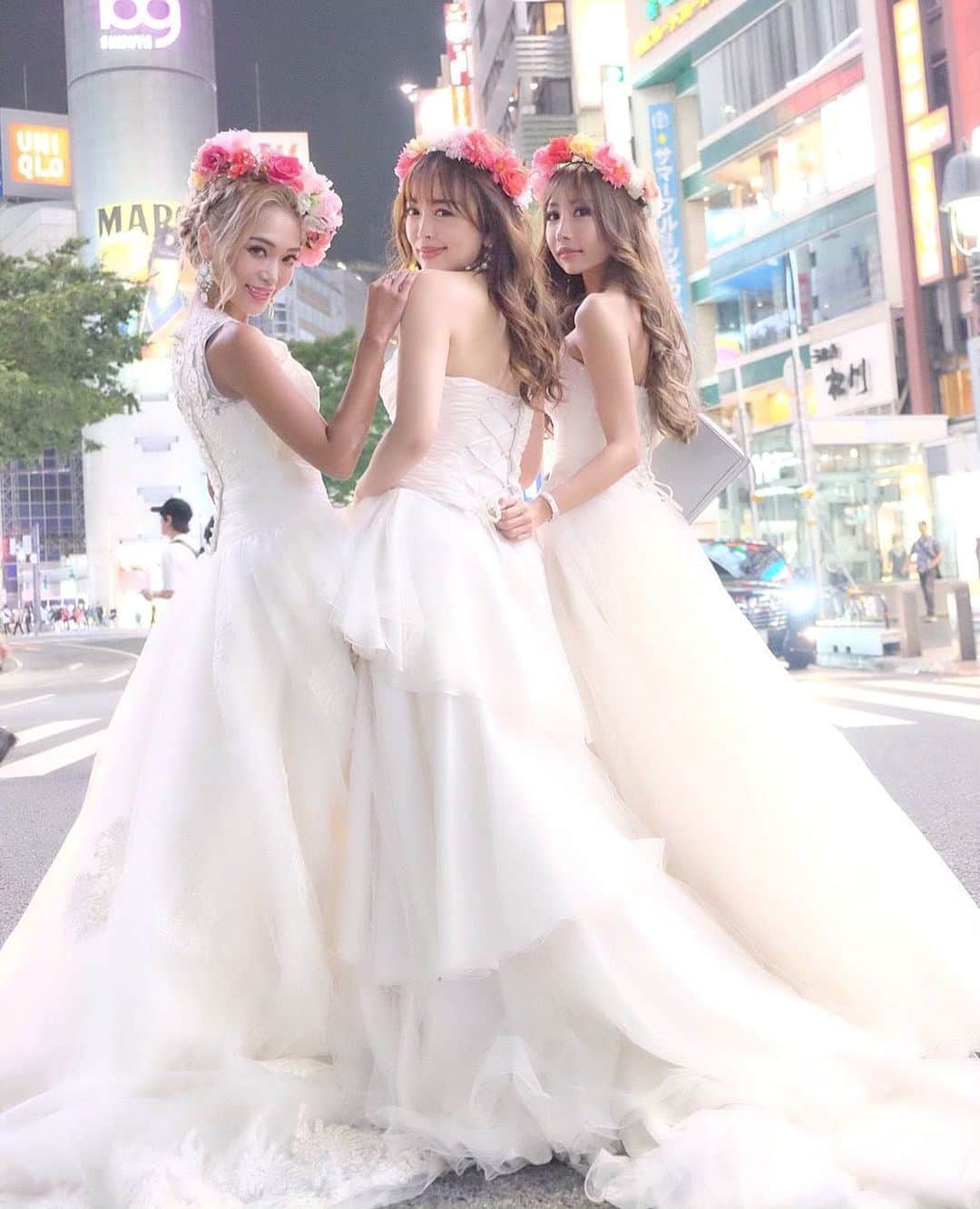 のインスタグラム：「Weddings 💋♡﻿ ﻿ ﻿ ﻿ 先日、Weddings Dress👗で あちこちでshooting💓 ﻿  私が中学の時エゴシスで表紙バンバンやってたギャルのカリスマのりあたんと、﻿ ﻿ 昔からeggを見てくれていた、今でもイケイケGal♡なInstagramerのそらちん💓 ﻿ ﻿ ウェディングドレス、撮影やショーで何着着てきたけど 何度着てもやっぱり可愛いし、 気持ちがルンルンするね♡﻿ ﻿ ﻿ スクランブルでウェディングドレスで撮影なんて﻿ もう一生無いだろうなと思う😊✨﻿ ﻿ いい体験が出来ました💜﻿ ﻿ ﻿ ﻿ #wedding #weddingdress #ウェディングドレス #ウェディング女子会 #shibuya #渋谷」
