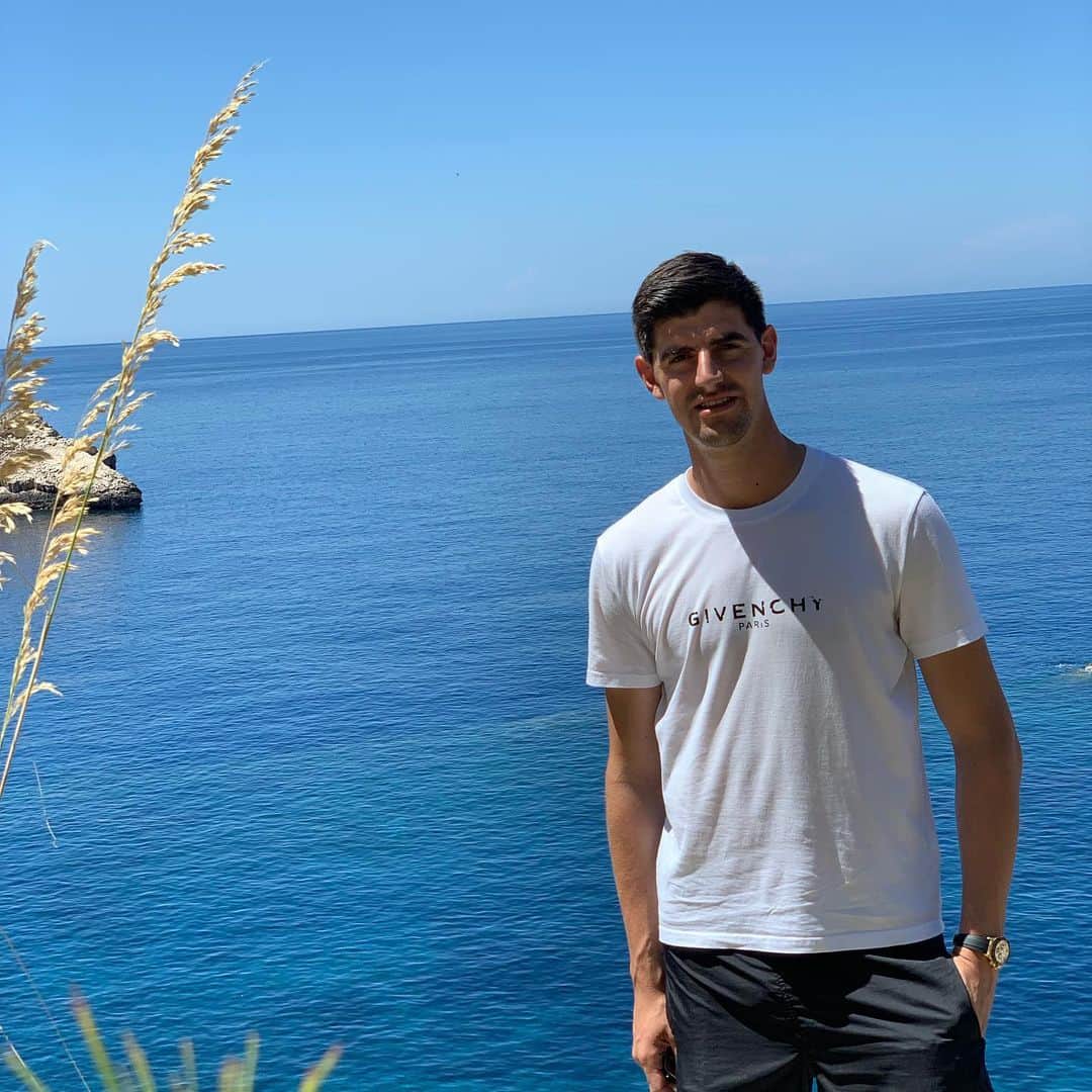 ティボ・クルトゥワのインスタグラム：「Had some great days in Ibiza, now looking  forward for part 2 of my holiday with my kids 😍👨‍👧‍👦」