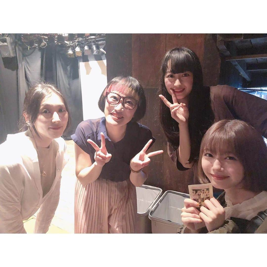 小川暖奈さんのインスタグラム写真 - (小川暖奈Instagram)「遅くなりましたが、 単独ライブ〝ch : Spring of ELEVEN〟にお越しいただきました皆様、ありがとうございました！ . 舞台に出ていって現れた満席のお客さんによる大迫力の人間の壁、迫力ありすぎてめっちゃ怖かったですが絶景でした！ . グッズも売り切れで、とても嬉しいです！ 終演後に配る予定のサプライズの特典が、開演前に配られていたのには2人とも唖然としましたが😂 . . 本当に、ありがとうございました！ これからも応援よろしくお願いします！💐 . . #単独でいただいたお花で部屋がとってもメルヘンです#花瓶足らずでお気に入りの馬コップにも#ありがたき幸せ」6月26日 20時44分 - ogawah