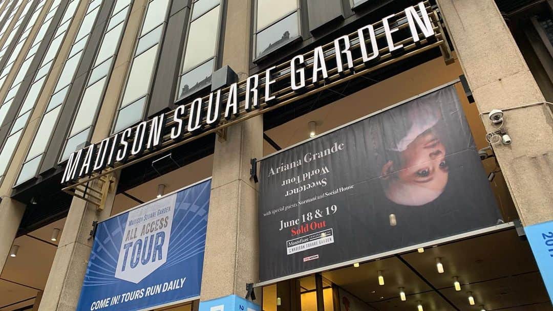 KYOHEYさんのインスタグラム写真 - (KYOHEYInstagram)「NYC ③﻿﻿ Memories of New York Part 3 ﻿﻿ ﻿ I watched Ariana Grande's show at Madison Square Garden. ﻿﻿ Thank you so much toshiya's @tamuratoshiya0822 friend Brian @brilovelife for preparing the our seat!!﻿﻿ It was a wonderful stage and made me the best memory of my life!!😂﻿and HBD Ariana @arianagrande 💖 ﻿  #ArianaGrande #sweetenerworldtour #MadisonSquareGarden #NYC #NewYork  #Manhattan」6月26日 15時29分 - kyohey5